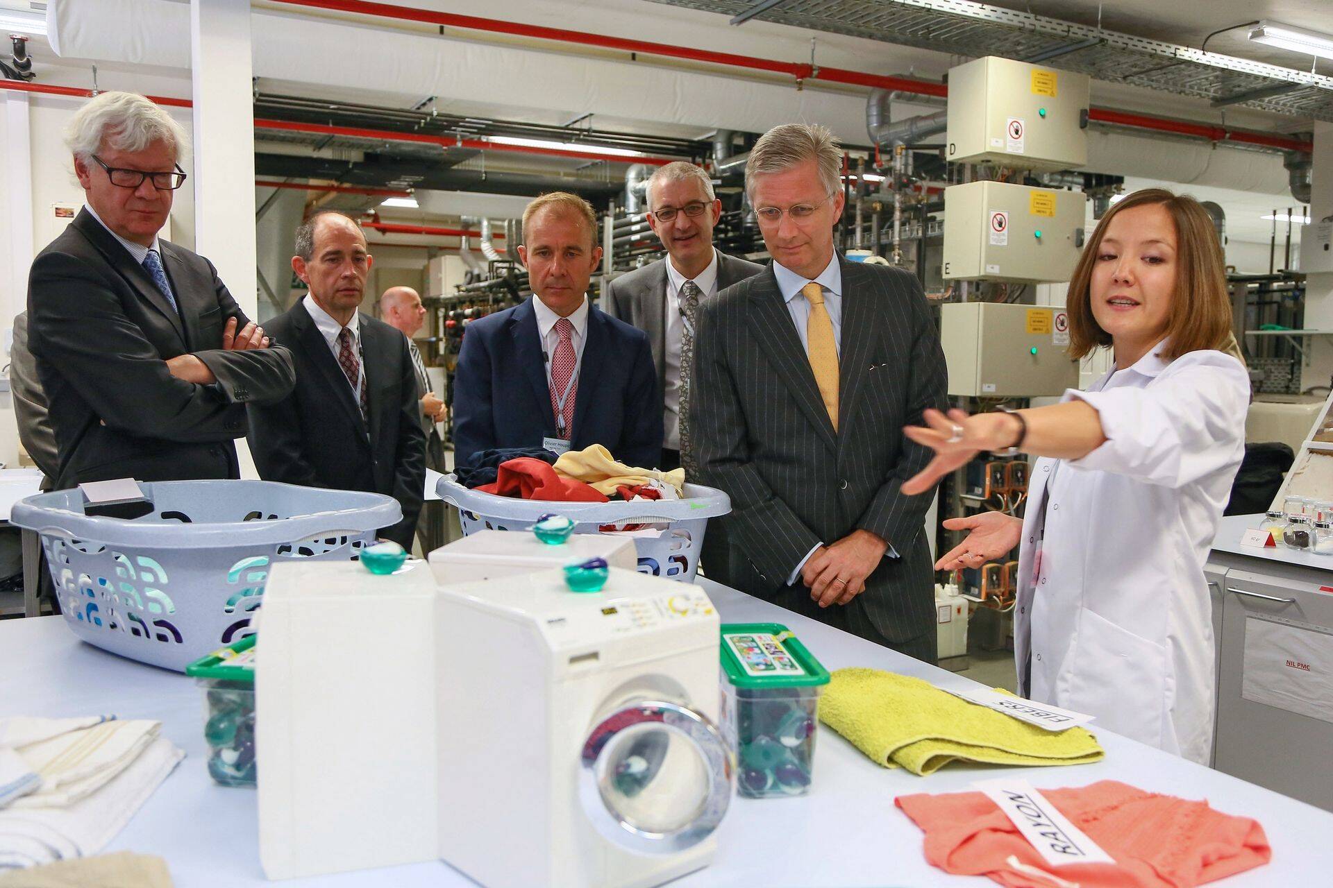 Belgia kroonprints Philippe külastamas Procter & Gamble'i Belgias Brüsselis asuvat uurimis- ja arenduskeskust 2013. aasta juunis.
