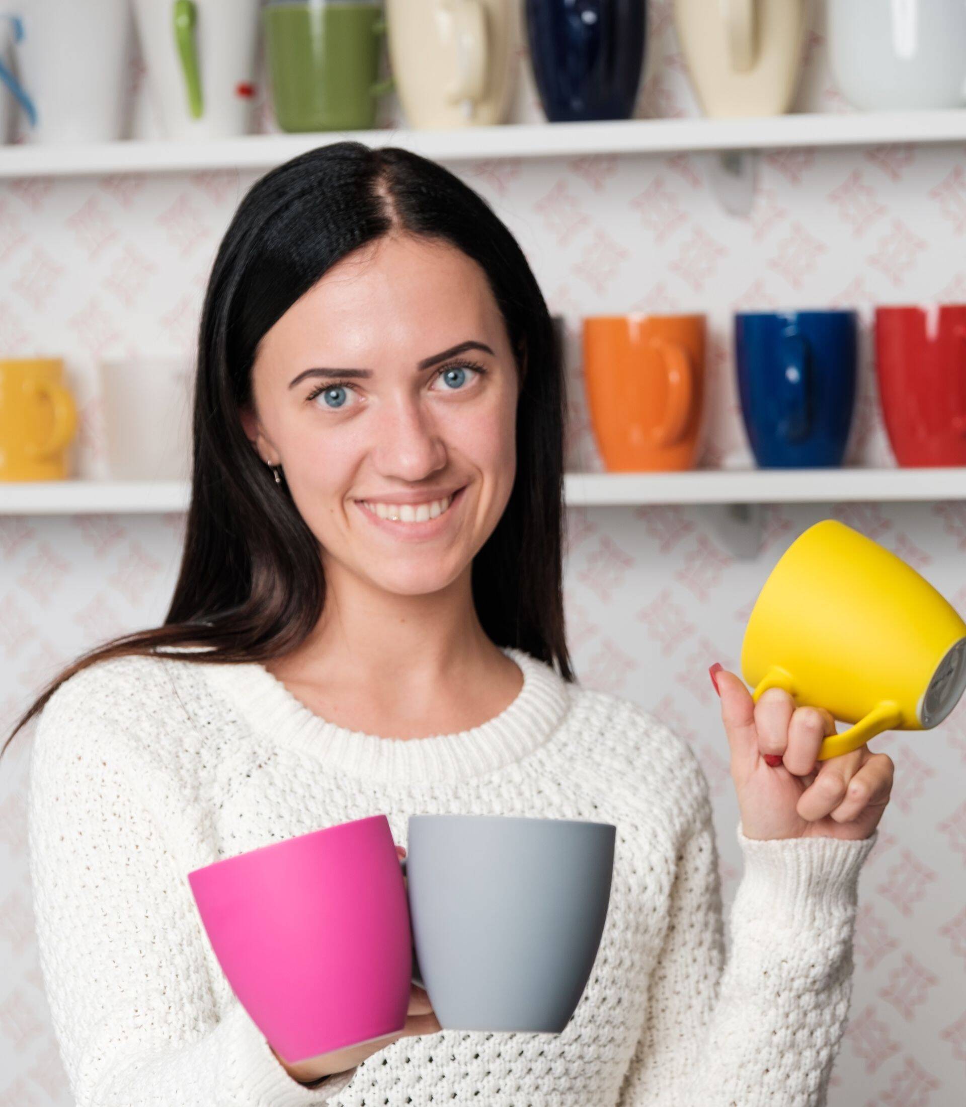 Müügisekretär Agnes näitab traditsioonilisi ent ilusa disainiga kruuse