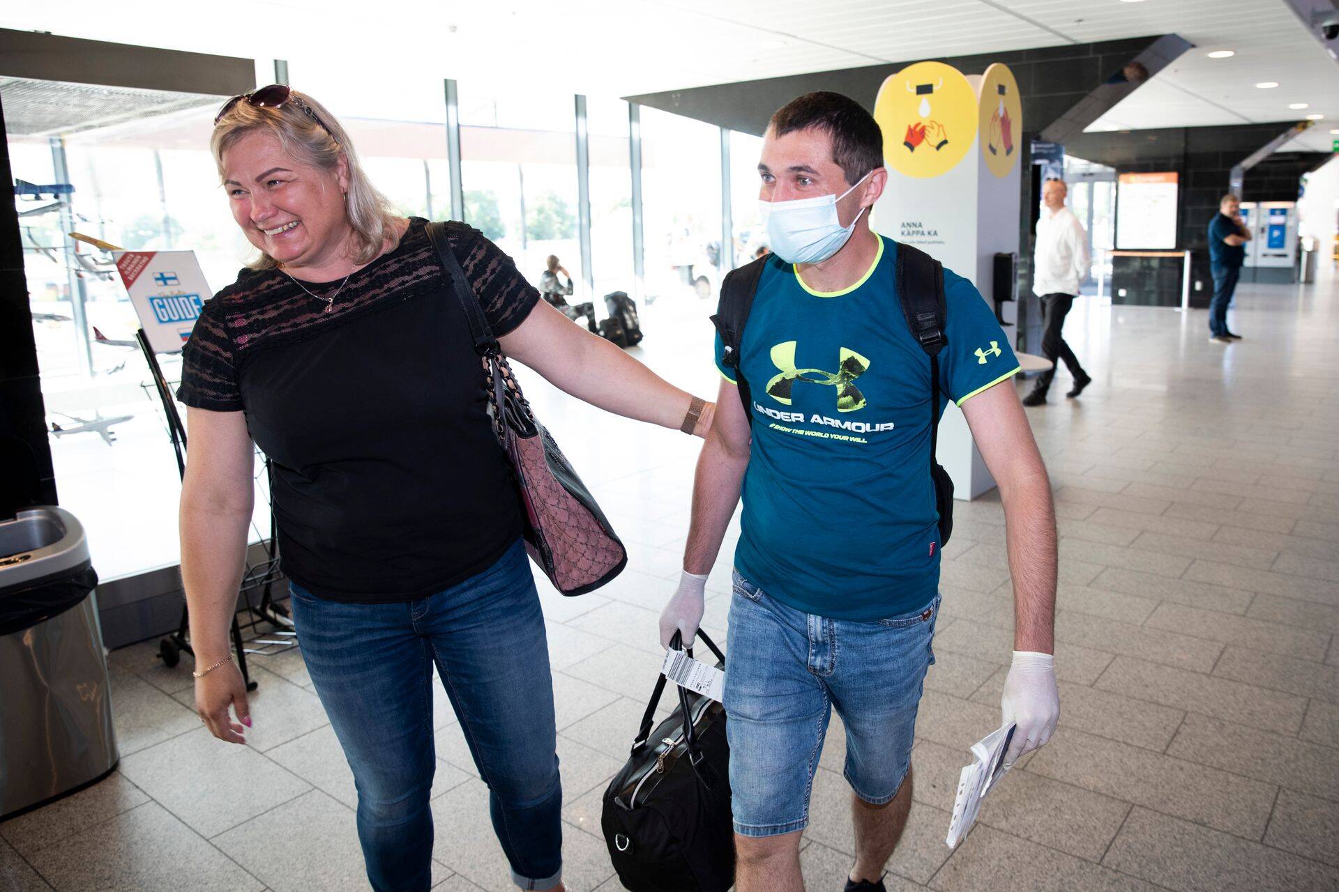 Osaühingu Viraito perenaine Ingrid Luik tervitas platsilüpsjat Slavat täna lennujaamas.