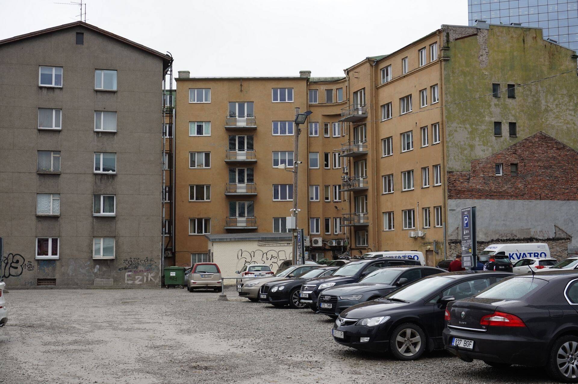 Päevinäinud fassaadiga kortermajad otse Tallinna südames, Viru keskuse ja LHV panga peakorteri kõrval.