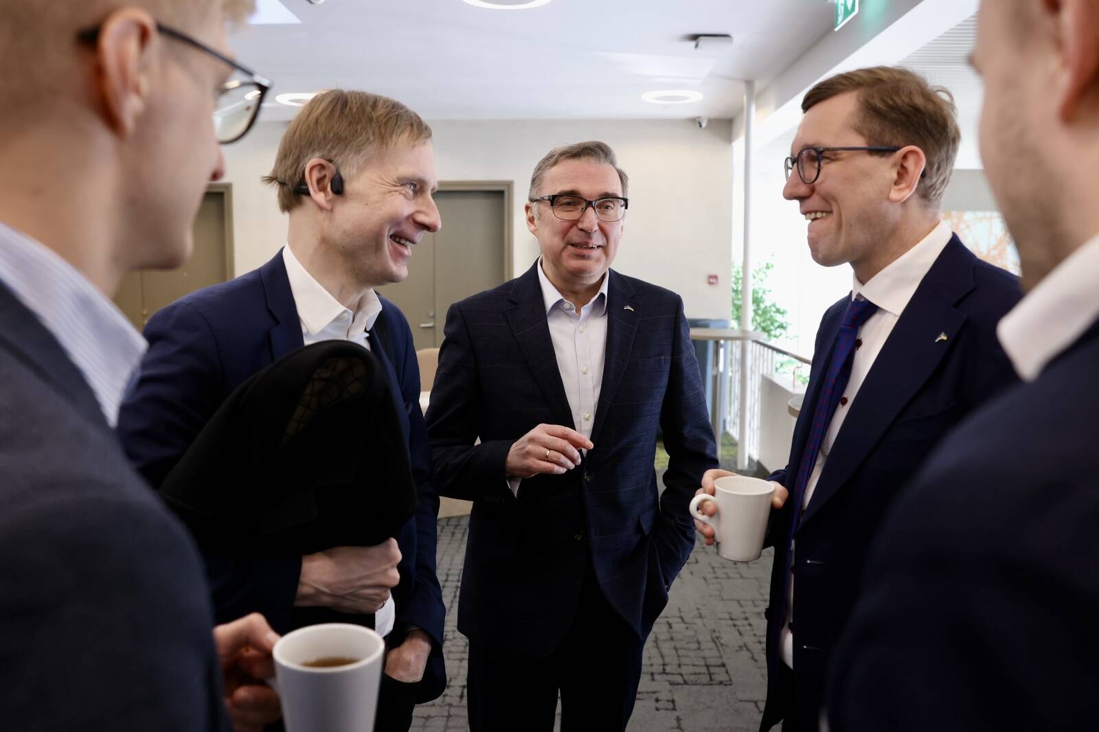 Uueks energeetika- ja keskkonnaministriks saab Andres Sutt (fotol keskel).