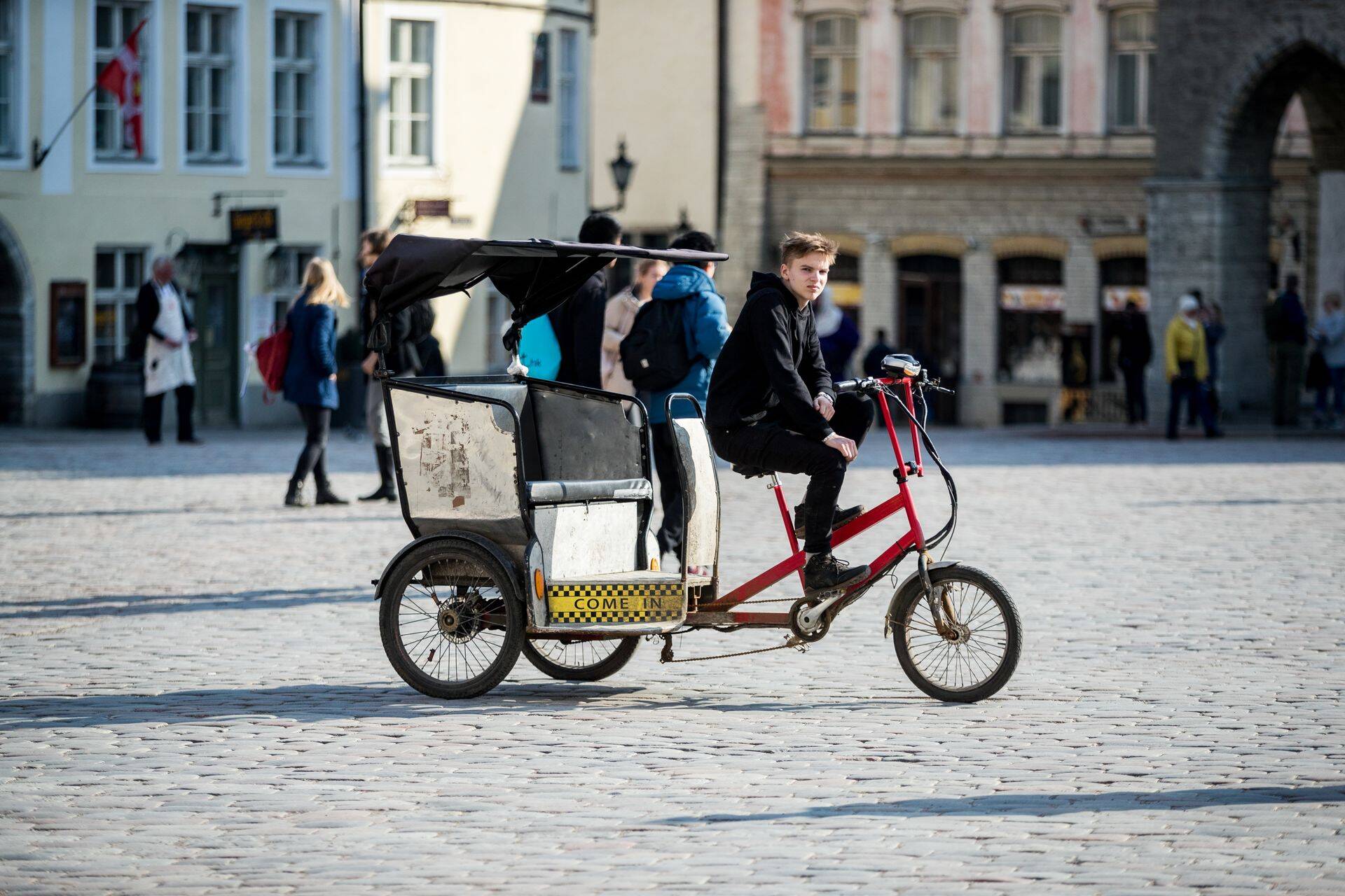 Kesklinna linnaosavanema Vladimir Sveti sõnul annavad sel suvel väljastatud 43 velotaksojuhile väljastatud teenindajakaardid päris hästi aimu velotaksoturu suurusest, kuna linnavolikogu kehtestatud reeglid on vähendanud tema väitel tänavatel sõitvate kolmerattaliste arvu märgatavalt.