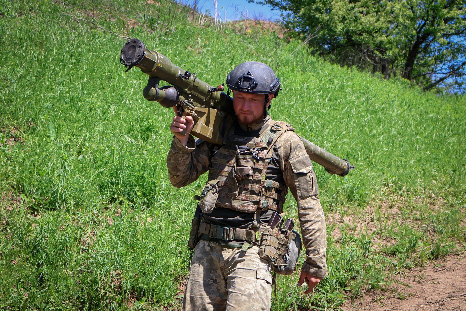 Украинский солдат с реактивной установкой «Игла» идет к своей позиции возле Бахмута в Донецкой области, Украина, четверг, 4 мая 2023 г.
