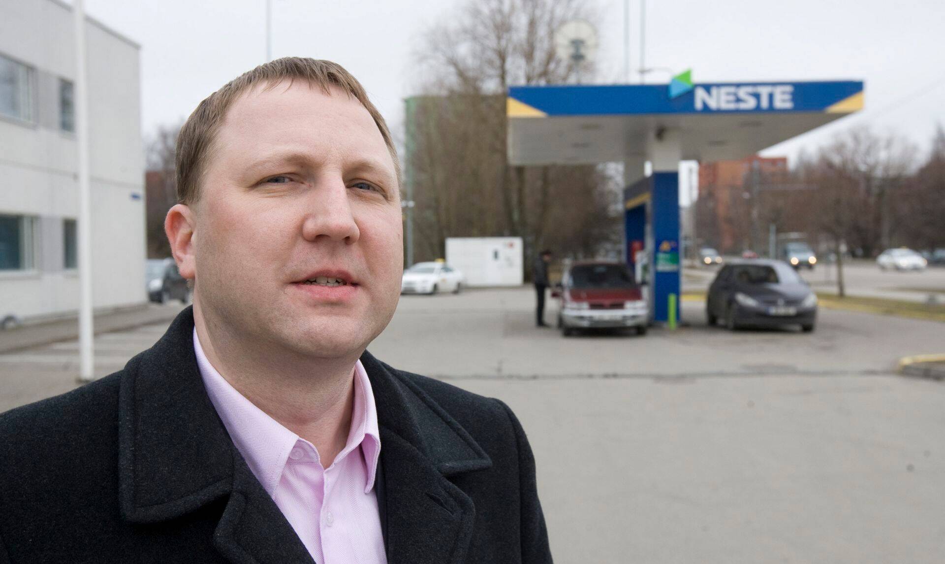 Neste Eesti tegevjuht Ivar Kohv tanklas.