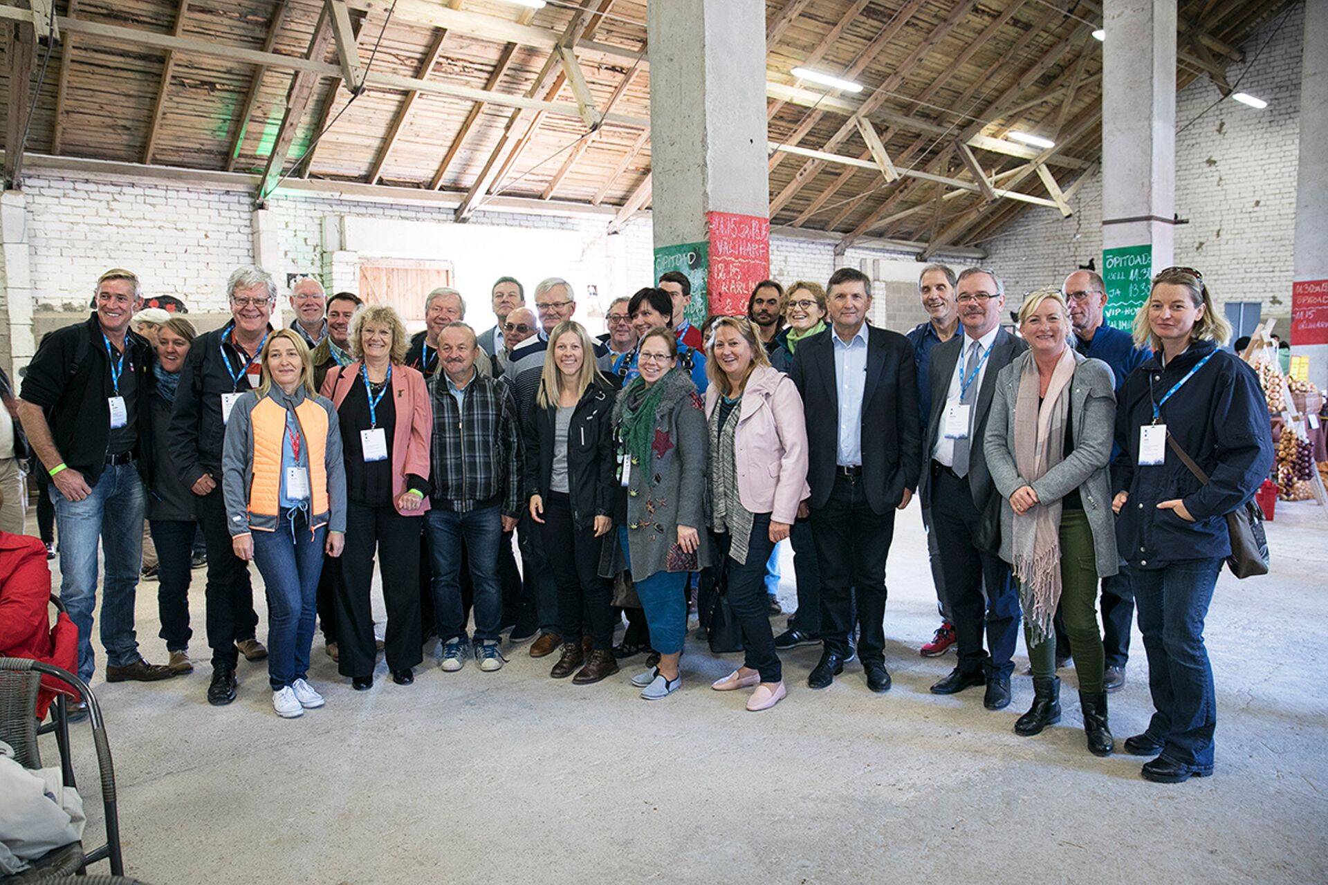 EUROPEA Internationali liikmed maaeluminister Tarmo Tammega Olustvere kohaliku toidu laadal