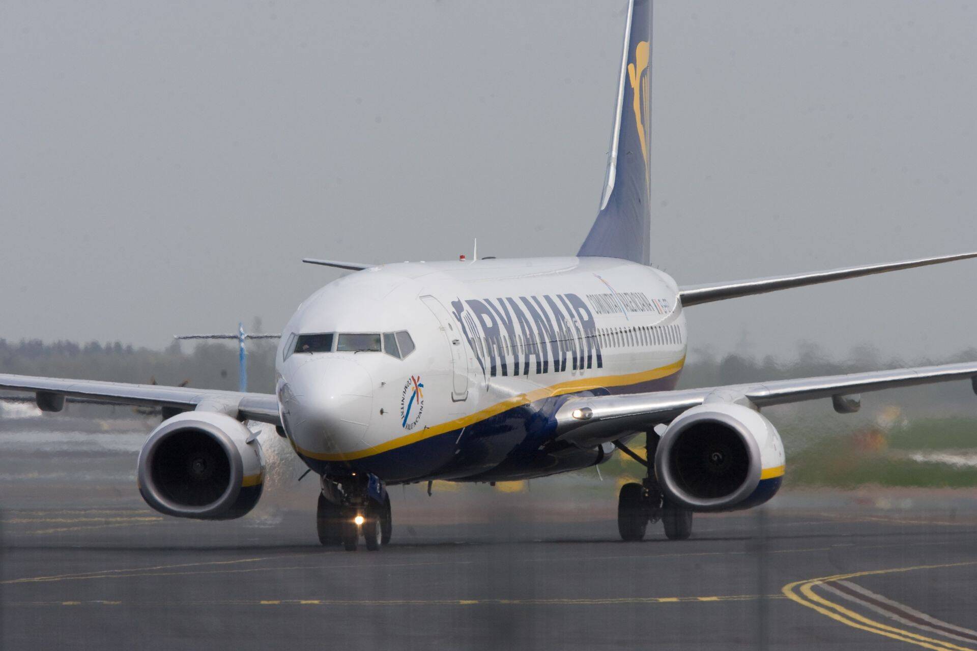 Ryanairi Boeing 737 Tallinna lennujaama saabumas.