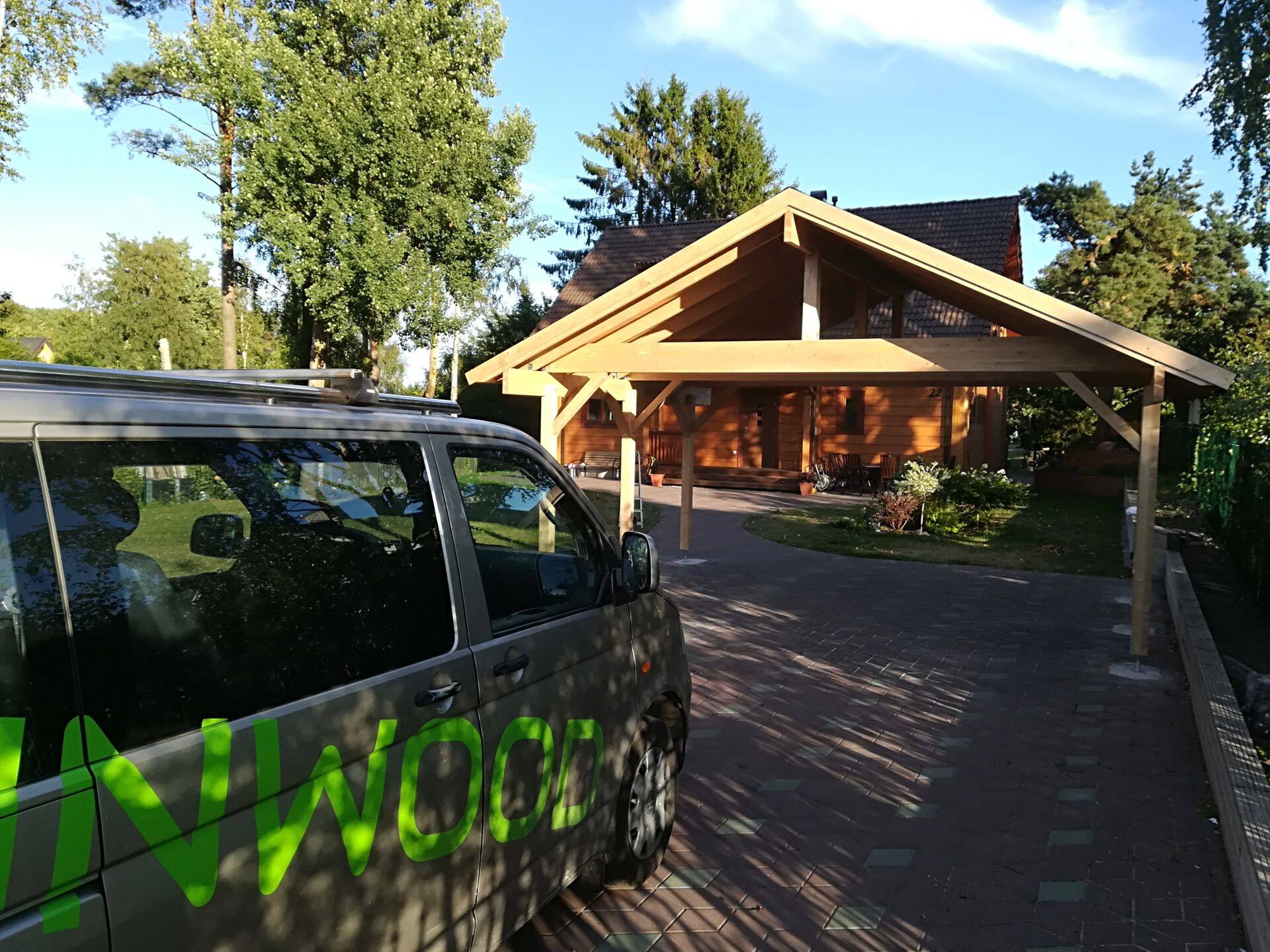 Kahekohaline AS Palmako toodetud autovarjualune Robert 20,6 m² Muuga aedlinnakus, mis tehases eelnevalt pruuniks kasteti (puidukaitsevahendiga). Omanik Aleksei Zarubin.