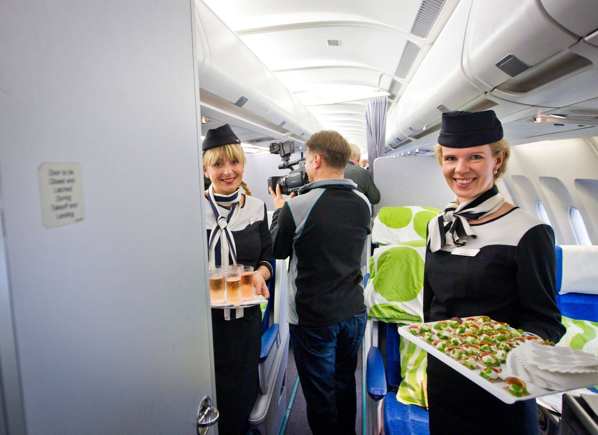 Finnair reisilennuk Airbus A340 ettevõtte sünnapäeva puhul külalisi vastu võtmas.