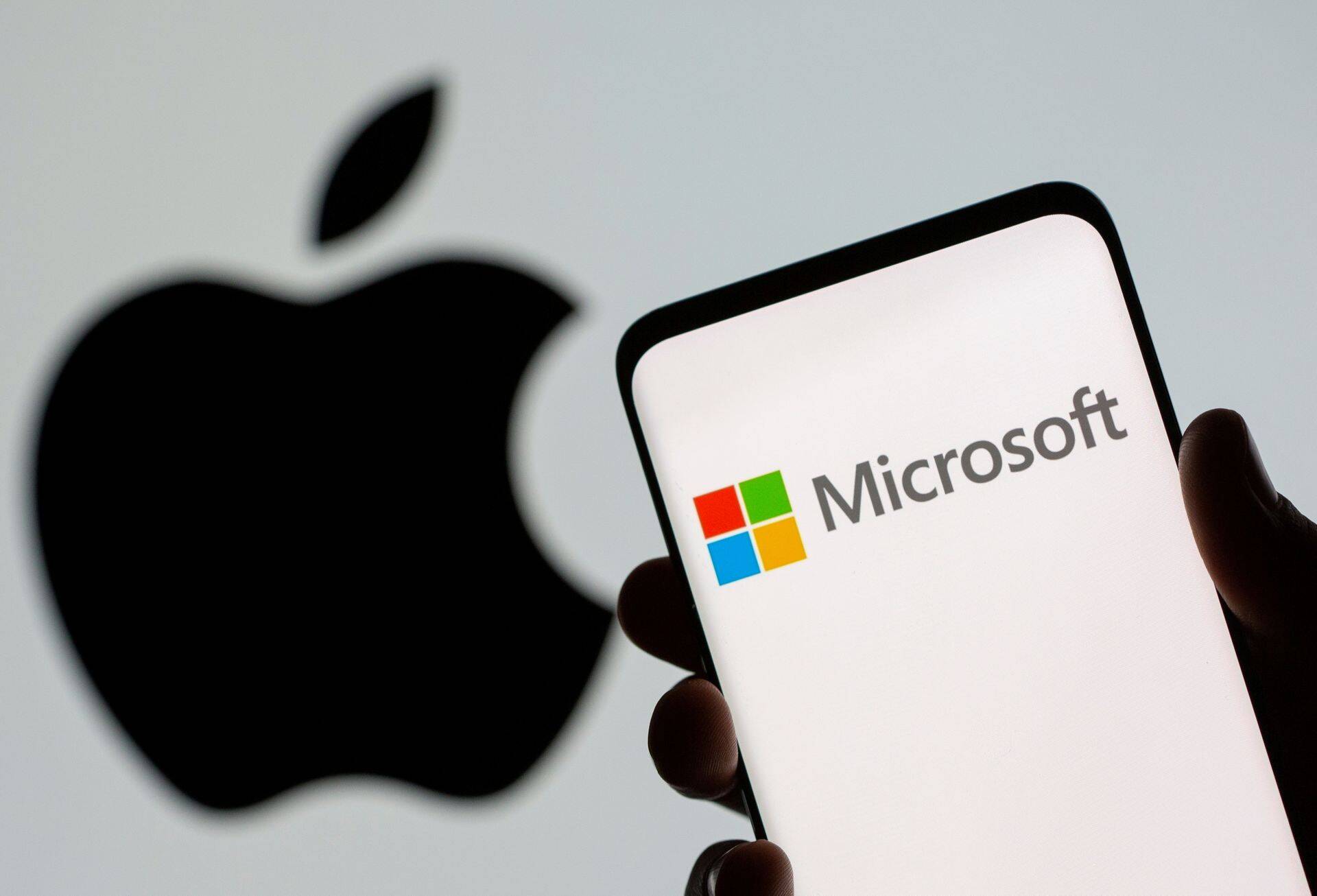Võitlus Apple'i ja Microsofti vahel kõige suurema turuväärtusega ettevõtte tiitli nimel jätkub.