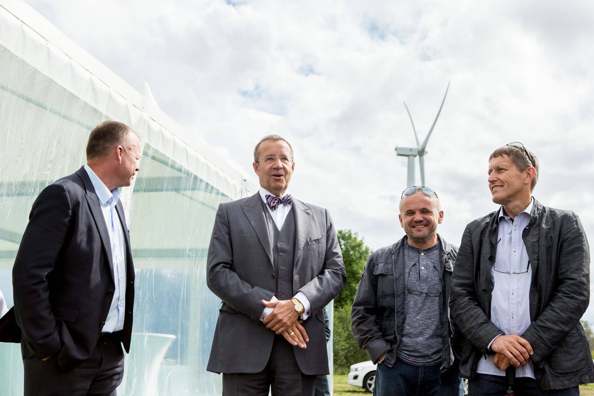 Nelja Energia ja Eesti Energia ühist tuuleparki Pakril käis avamas president Toomas Hendrik Ilves. Pildil ka ettevõtjad (vasakult) Jüri Mõis, Raivo Hein ja Hannes Tamjärv.