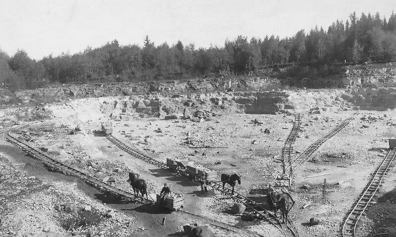 Известняковый карьер.