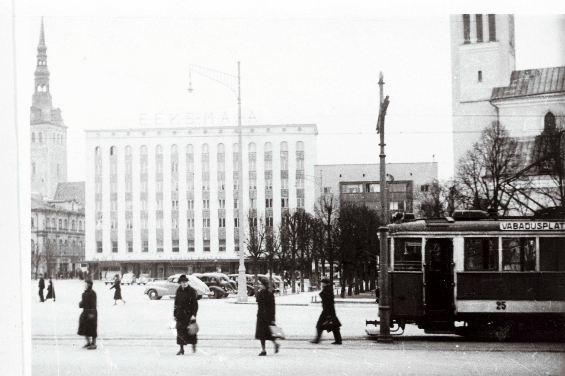 1928. aastal valmistati ettevõttes esimesed elektritrammid, mida võis linnapildis näha kuni XX sajandi 60ndate keskpaigani.