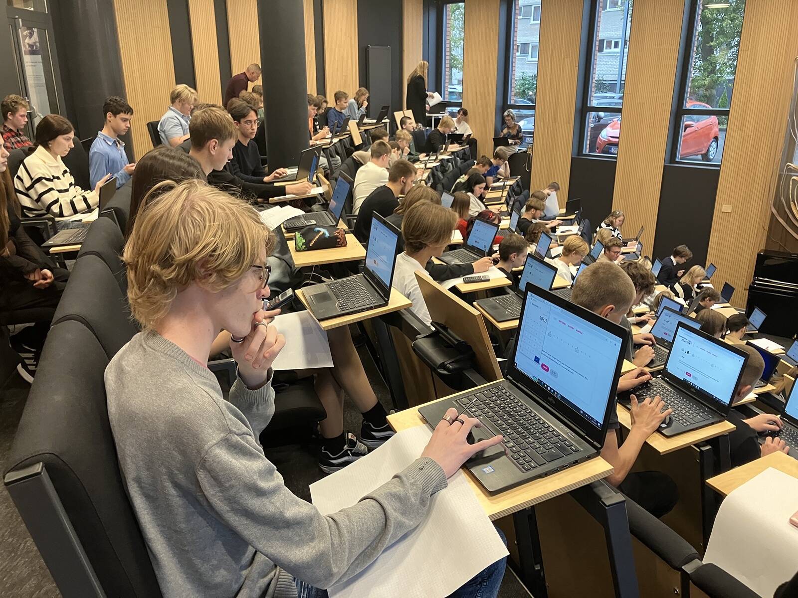 Esimesed e-rehkendajad eelmisel sügisel Kohtla-Järve gümnaasiumis.