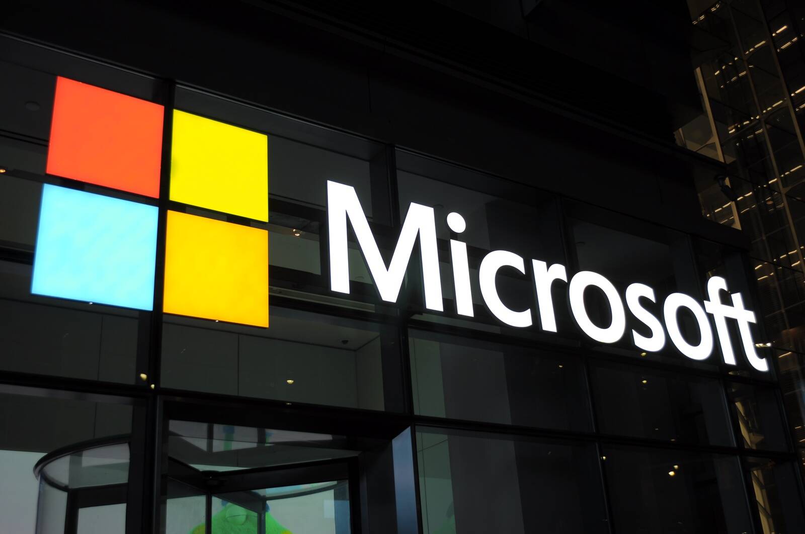Kuigi Microsoft on üks peamiseid tehisintellekti buumist kasu saavaid ettevõtteid, on selle aktsia hind mõne konkurendiga võrreldes maha jäänud.