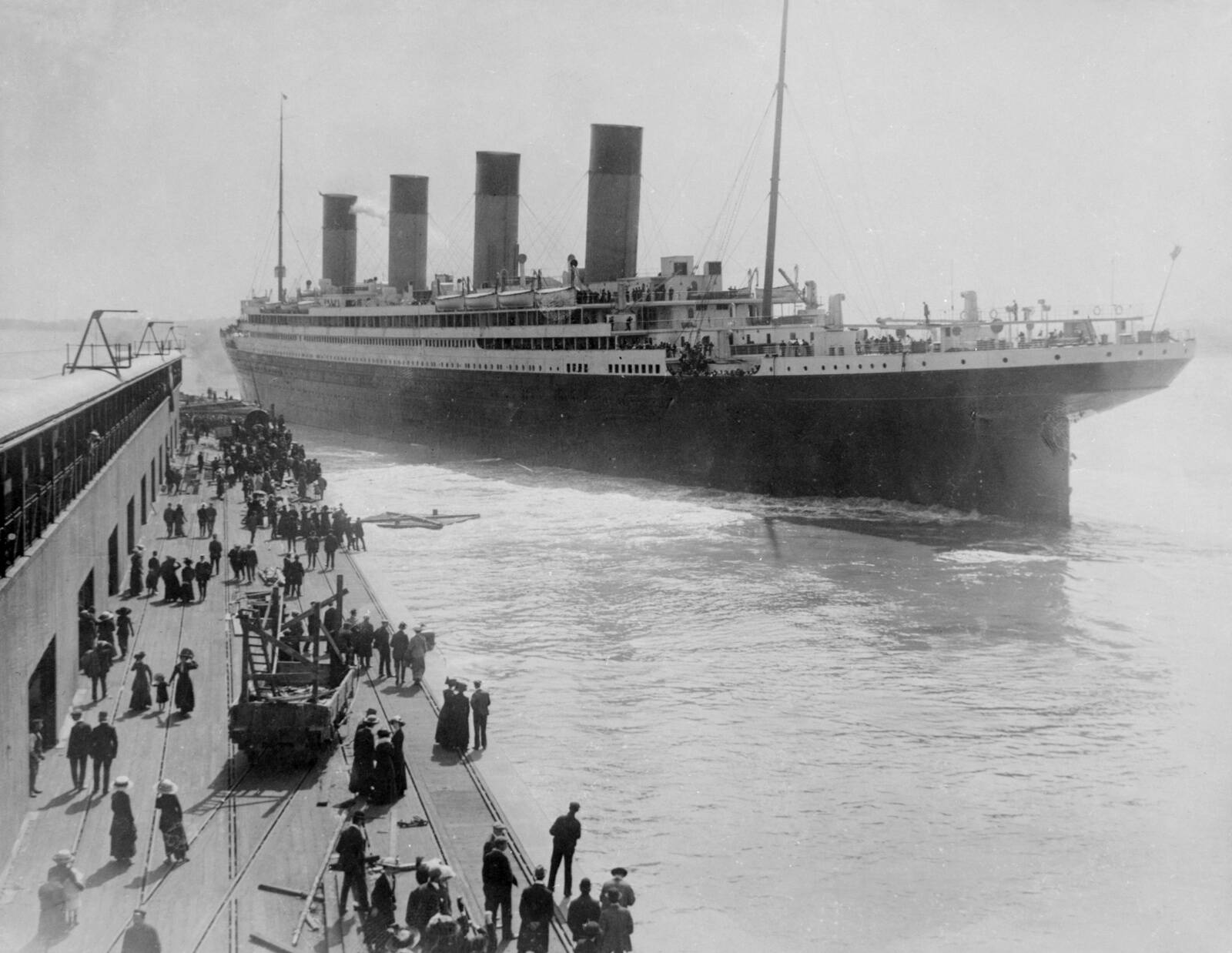 Titanic 10. aprillil 1912 Southamptonist oma esimesele ja viimasele reisile asumas.