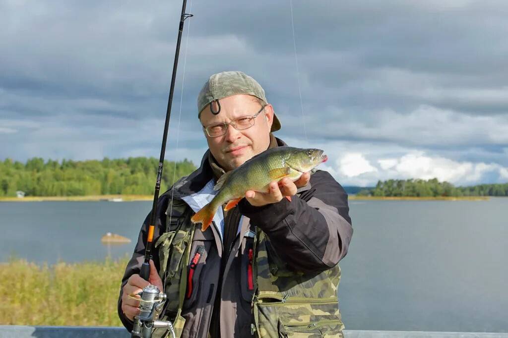 Merel otsi ahvenat astangutelt.