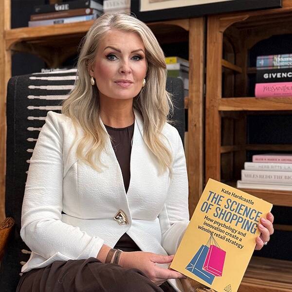 Kate Hardcastle MBE on üks Ühendkuningriigi tuntumaid jaekaubanduse ja tarbijakäitumise eksperte, keda tuntakse hüüdnimega “The Customer Whisperer”. Ta on üle 20 aasta nõustanud rahvusvahelisi brände ning tema klientide hulka on kuulunud Disney, Marks & Spencer ja American Express.