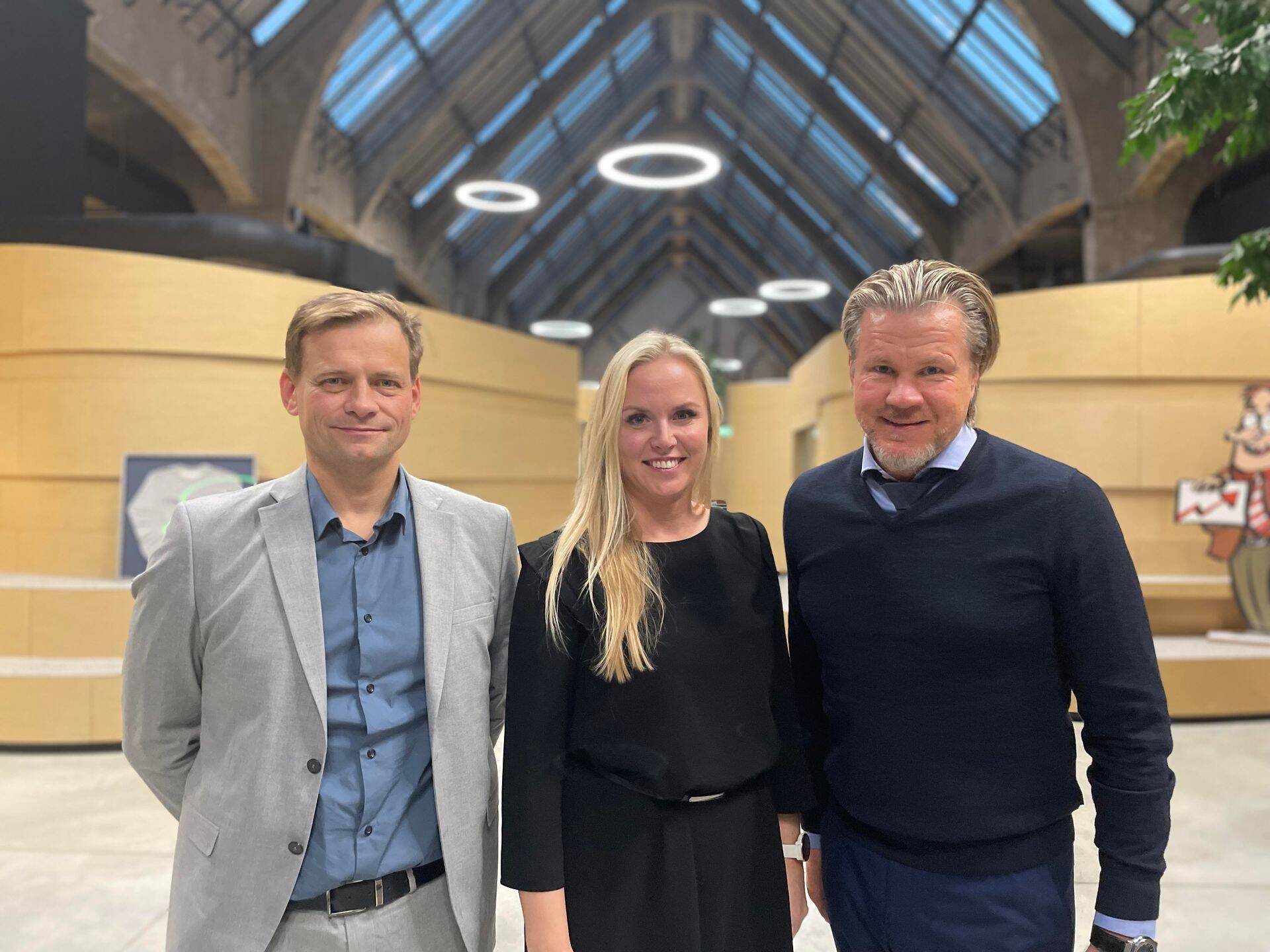 Vasakult Domus Kinnisvara Vahenduse OÜ juhatuse liige Ingvar Allekand, KPMG Baltics partner ja vandeaudiitor Helen Veetamm ja Uus Maa OÜ juhatuse esimees Jaanus Laugus.