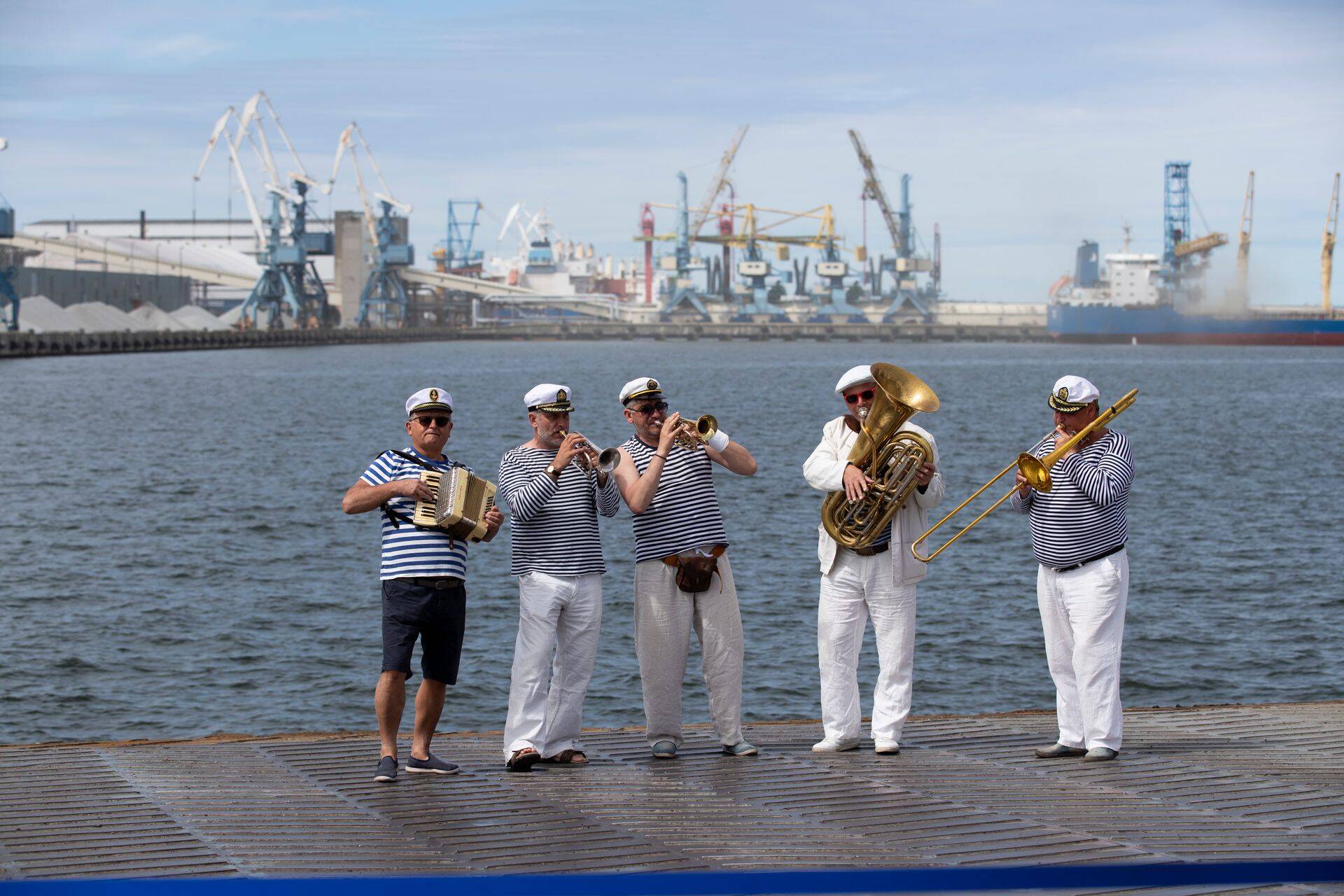 Nüüd hakkab Eesti tegutsema selle nimel, et laevad Eesti lipu alla meelitada. See võiks tuua riigieelarvesse kümneid miljoneid maksutulu.