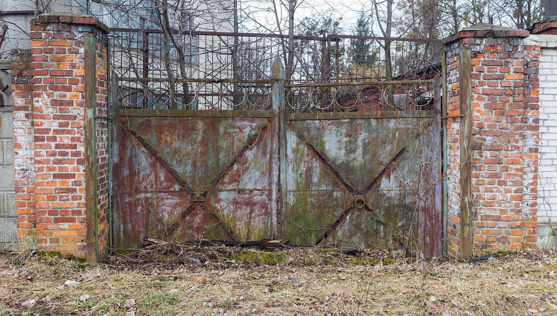 Värav hoonestatud arenduskinnistule, mille sarnasete kinnistutega tehakse tehinguid vaid varasemast madalamal hinnatasemel.