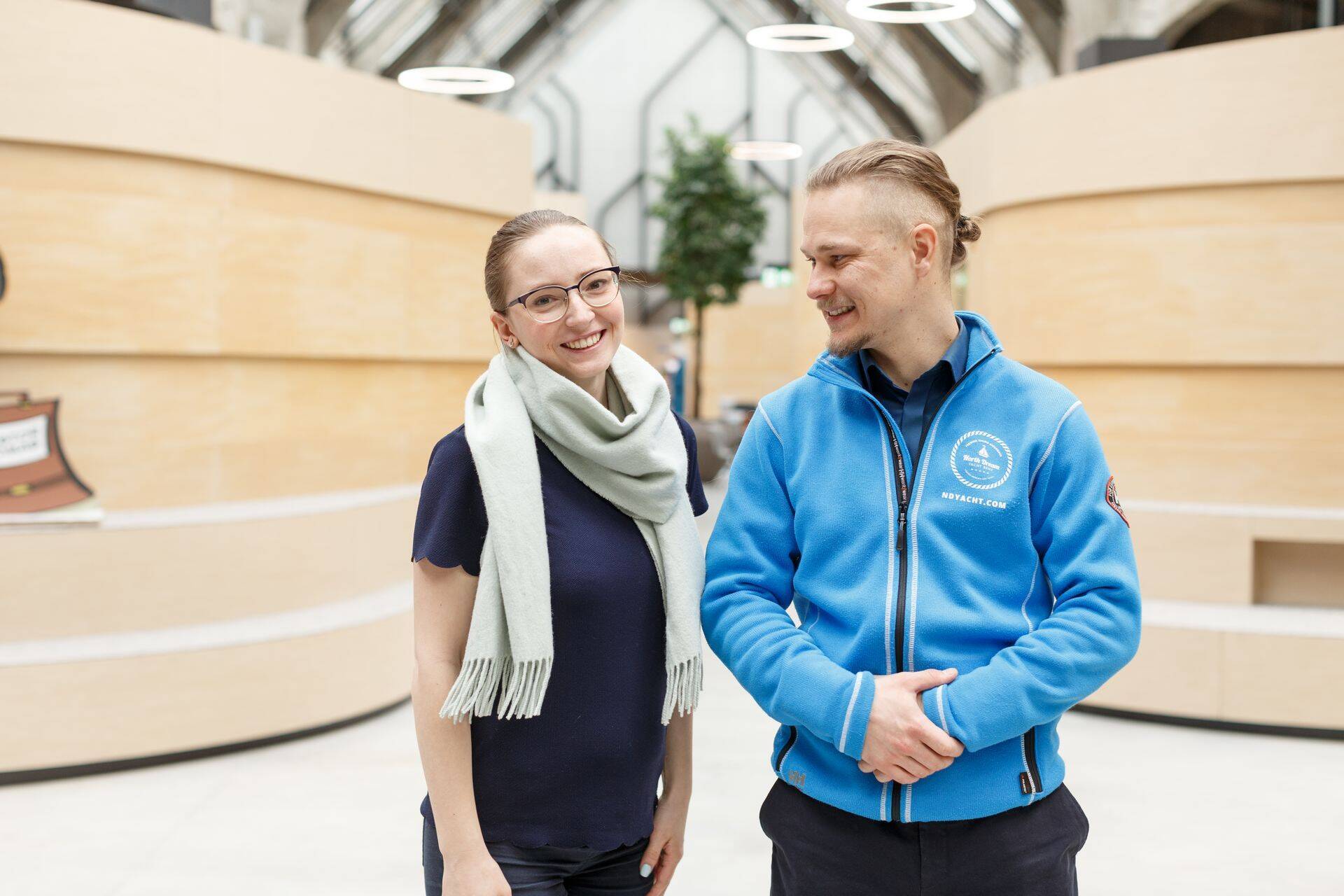 Дарья отвечает за организацию отдыха и романтики на яхтенных прогулках, а Никита больше «рабочая лошадка».