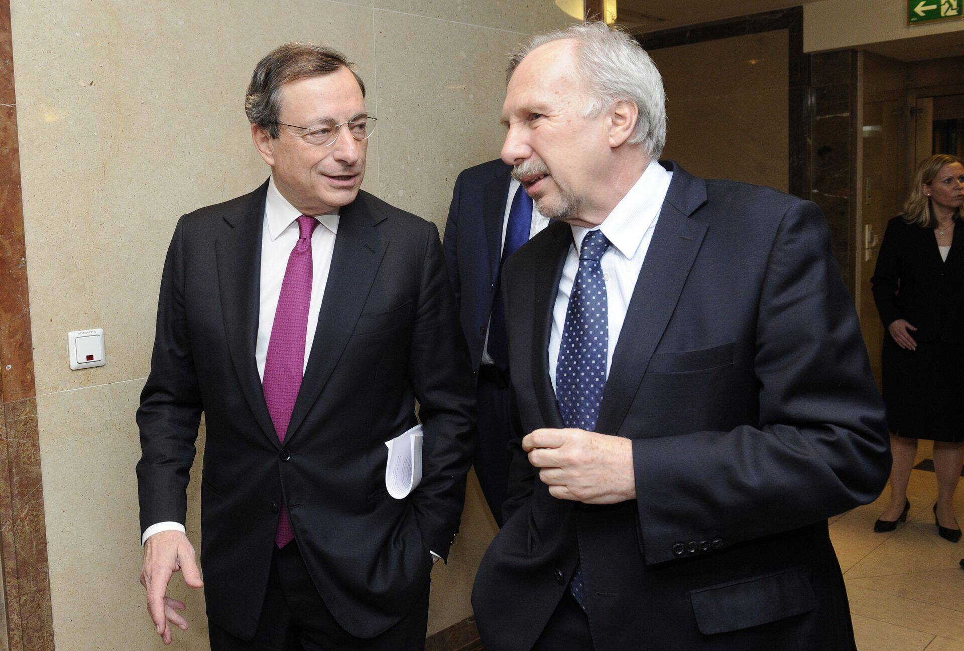 Austria keskpanga juht Ewald Nowotny (paremal).