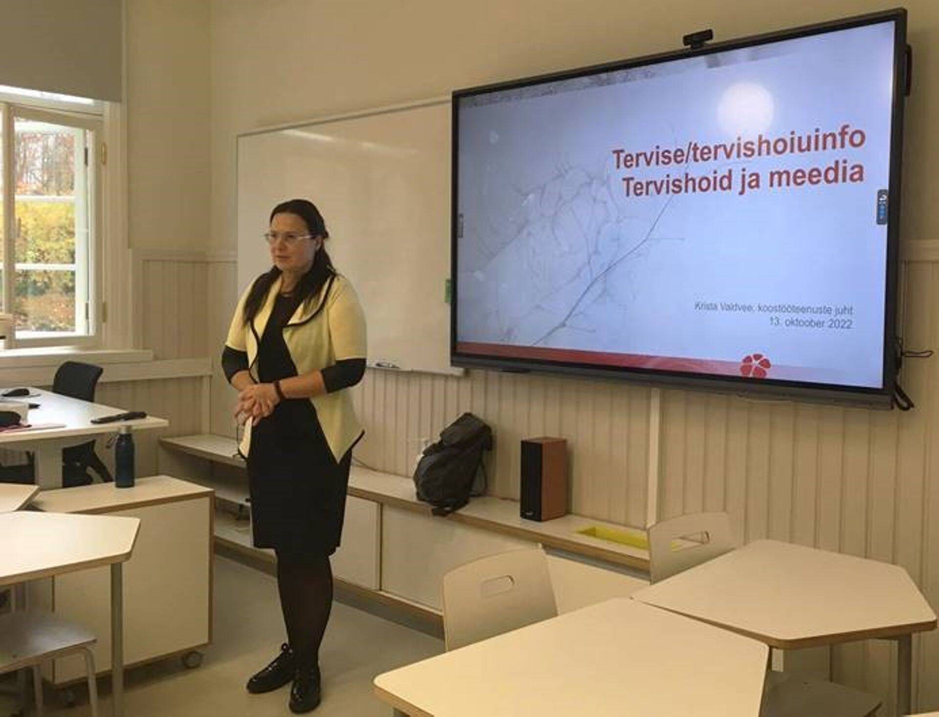 Fotol: Krista Valdvee tutvustas gümnasistidele tervishoiualase info eripära.
