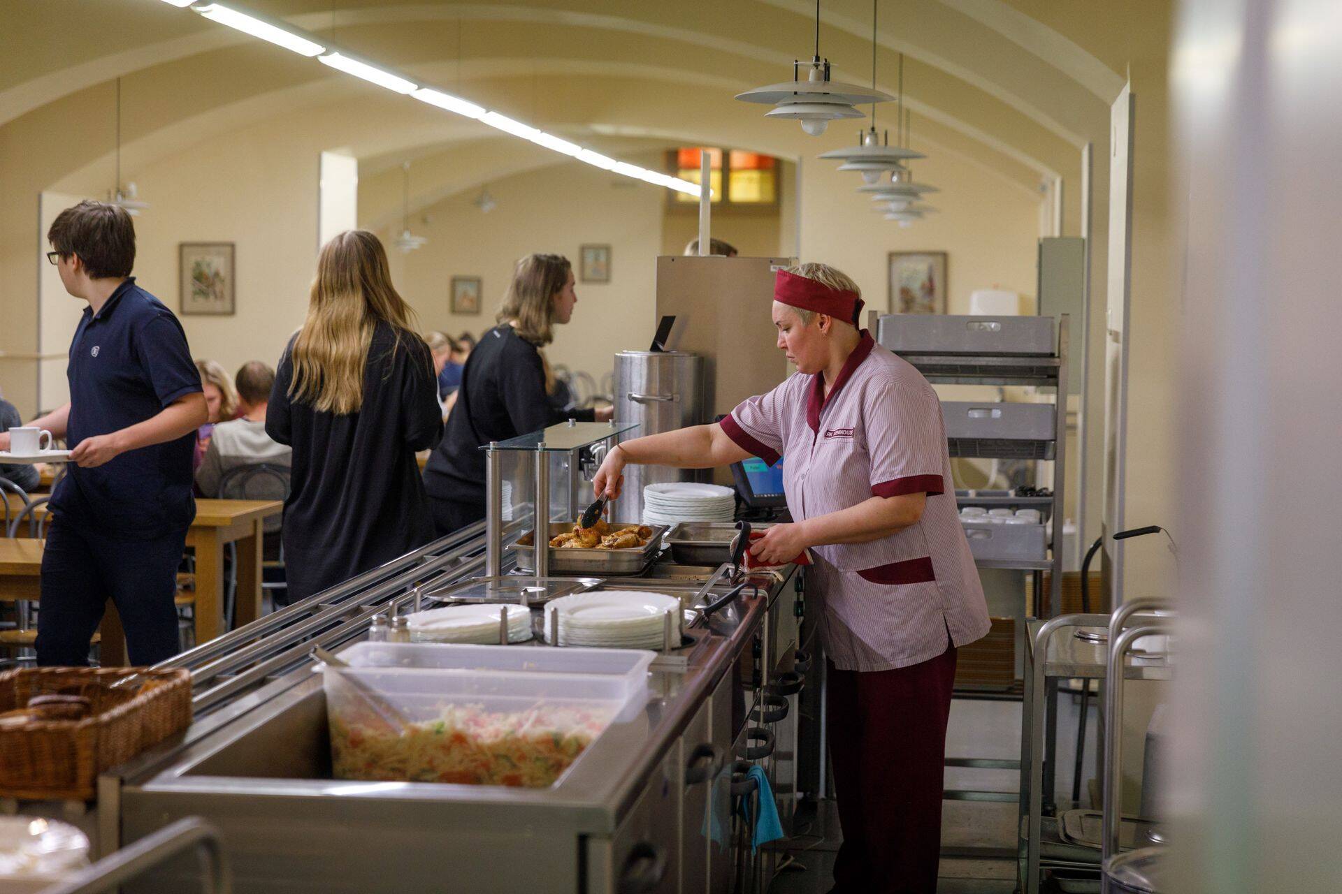 Reaalkooli sööklas toitlustav RK Teenindus leidis lihtsa matemaatilise nipi selleks, kuidas päevas sadu erinevaid salateid pakkuda kõigest 18 erineva komponendiga.