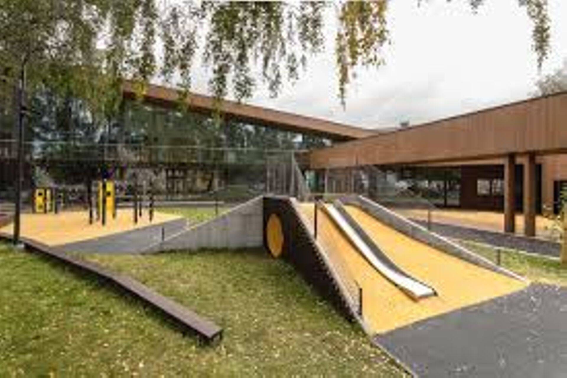 Naerumaa lasteaed ja linnaväljak Tartus, autorid Edgar Kaare ja Terje Ong. 2018. aasta Eesti Maastikuarhitektuuri Liidu aastapreemia laureaadi maastikuarhitektuuri büroo TajuRuum üks pärjatud töödest.