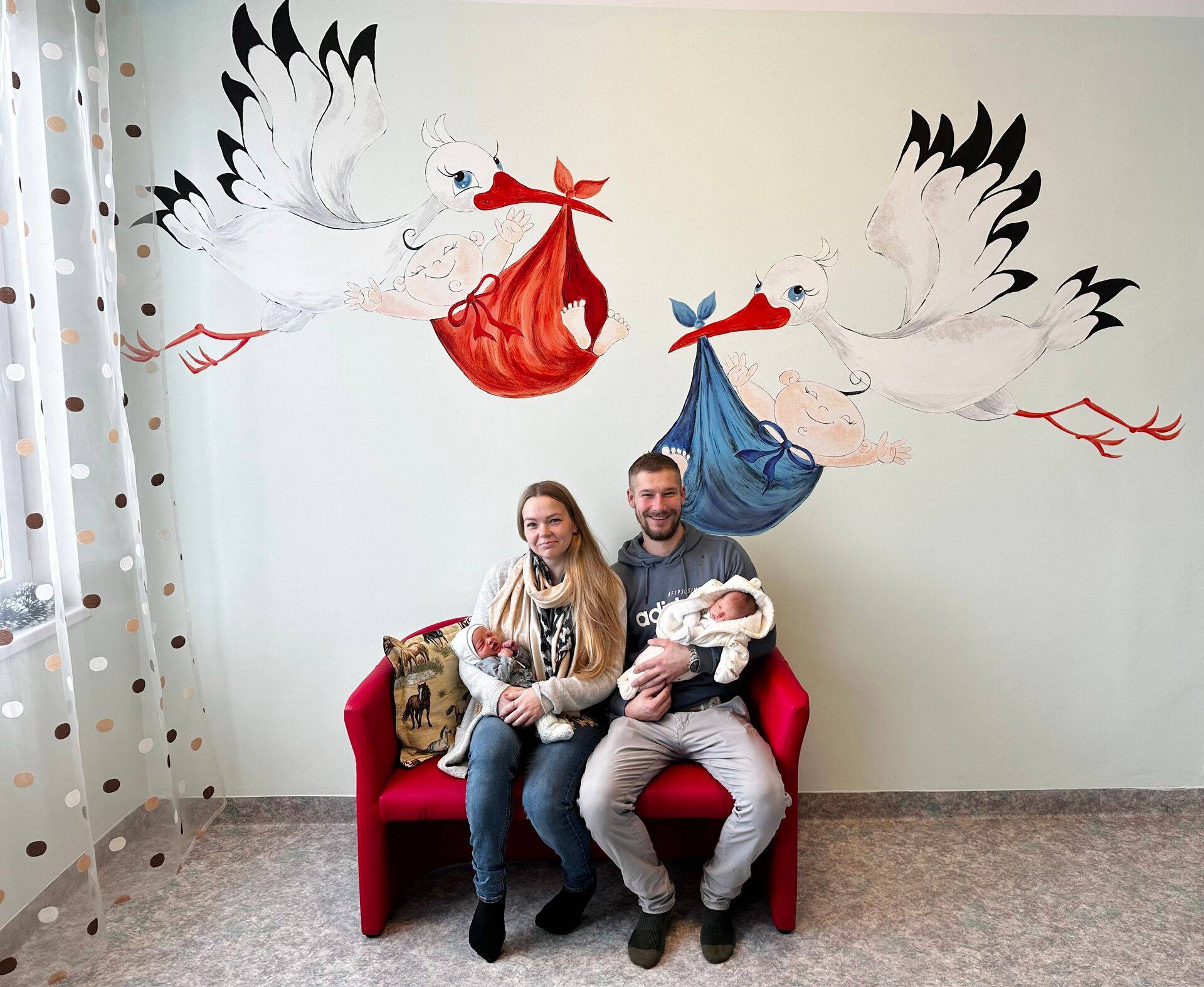 Fotol: ema Kristin Karu ja isa Kermo Müür kaksikute Robini ja Loriiniga.