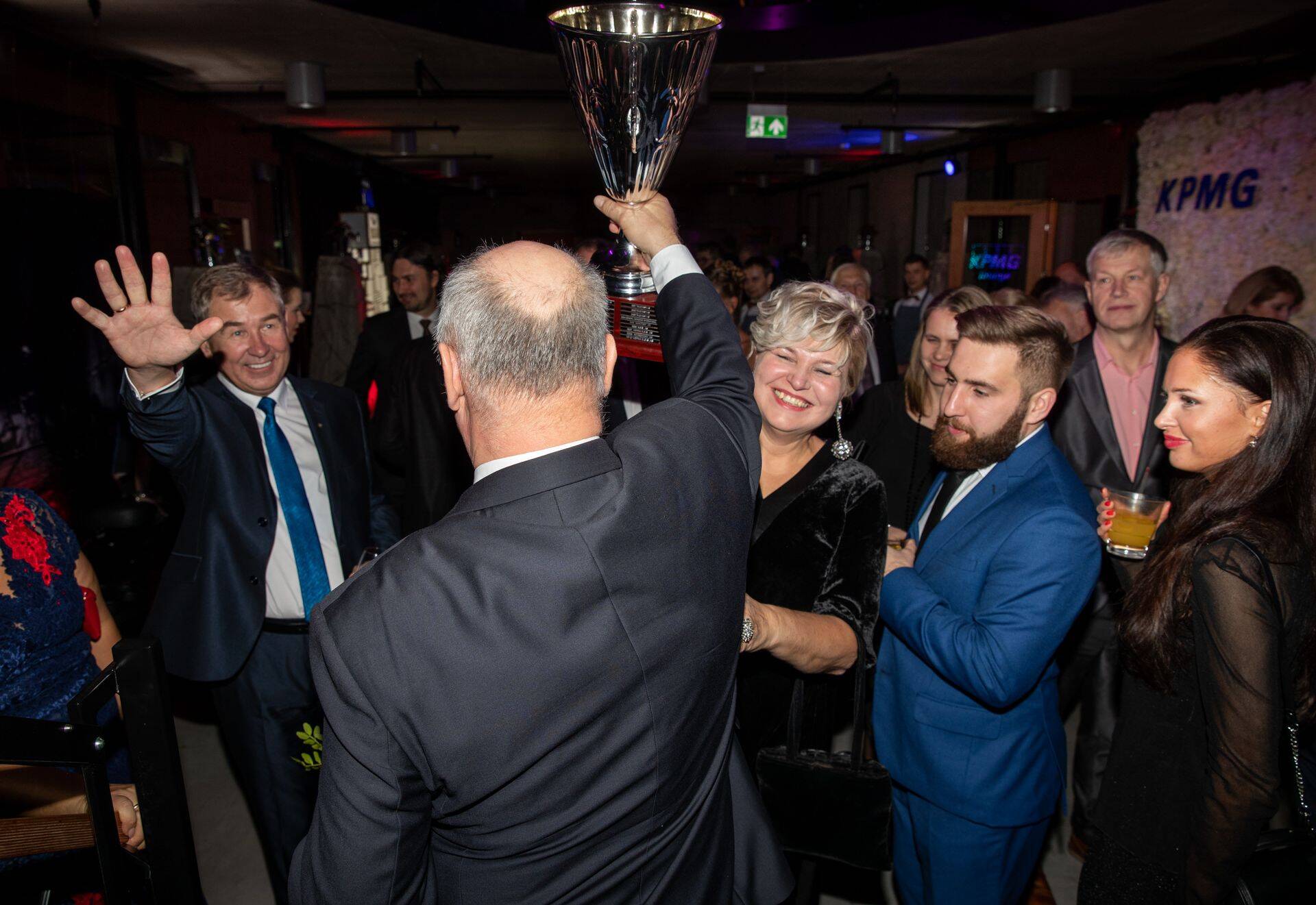 TMB AS juht Jaan Luts koos rändkarikaga.