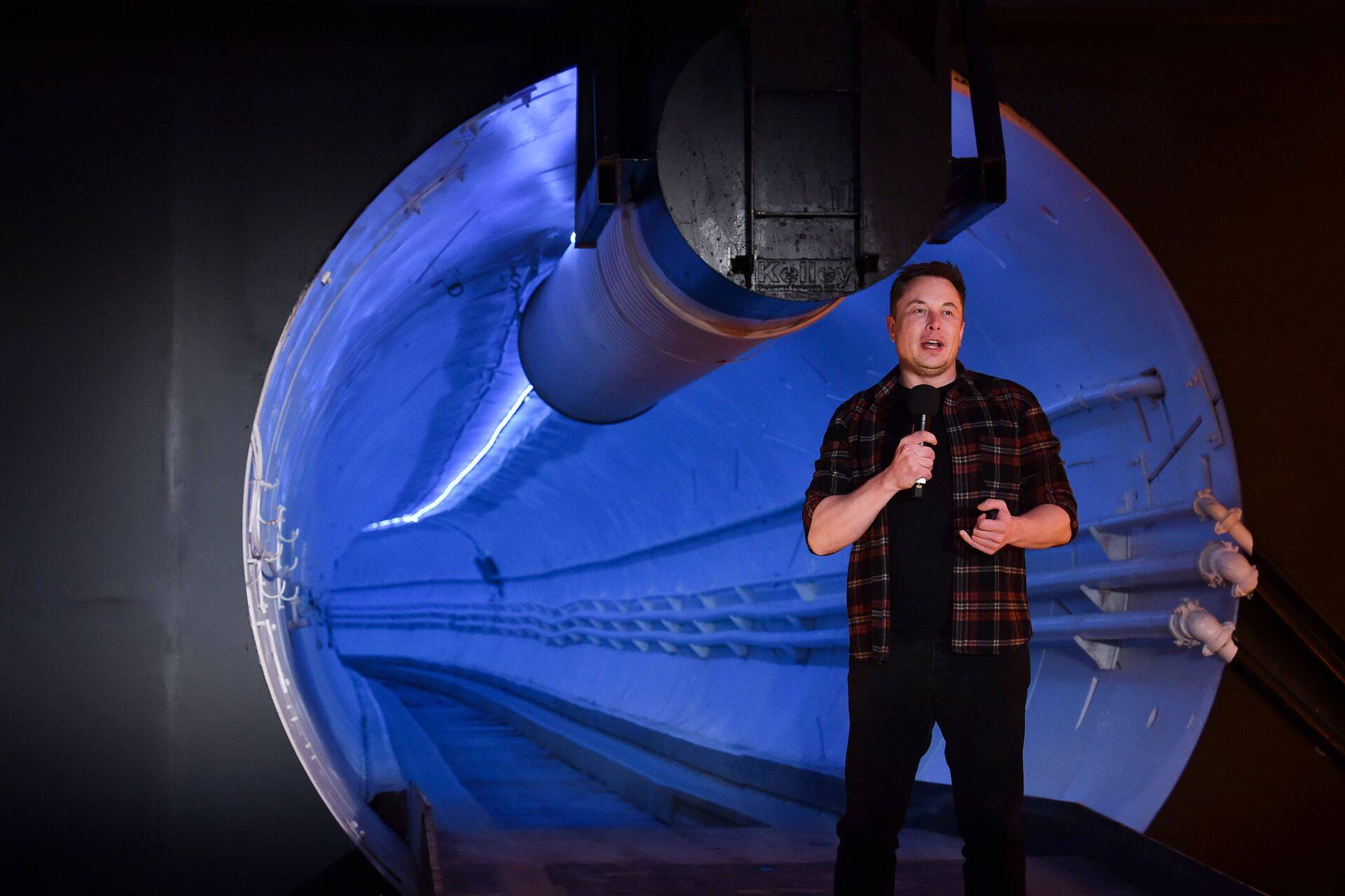Elon Musk tutvustamas oma lahendust Los Angelese ummikuprobleemile.