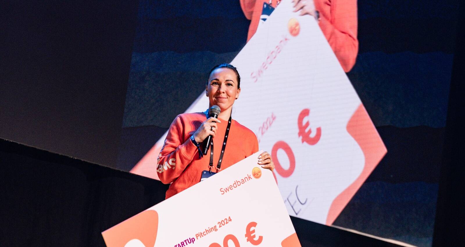 sTARTUp Day laval auhinda välja andmas