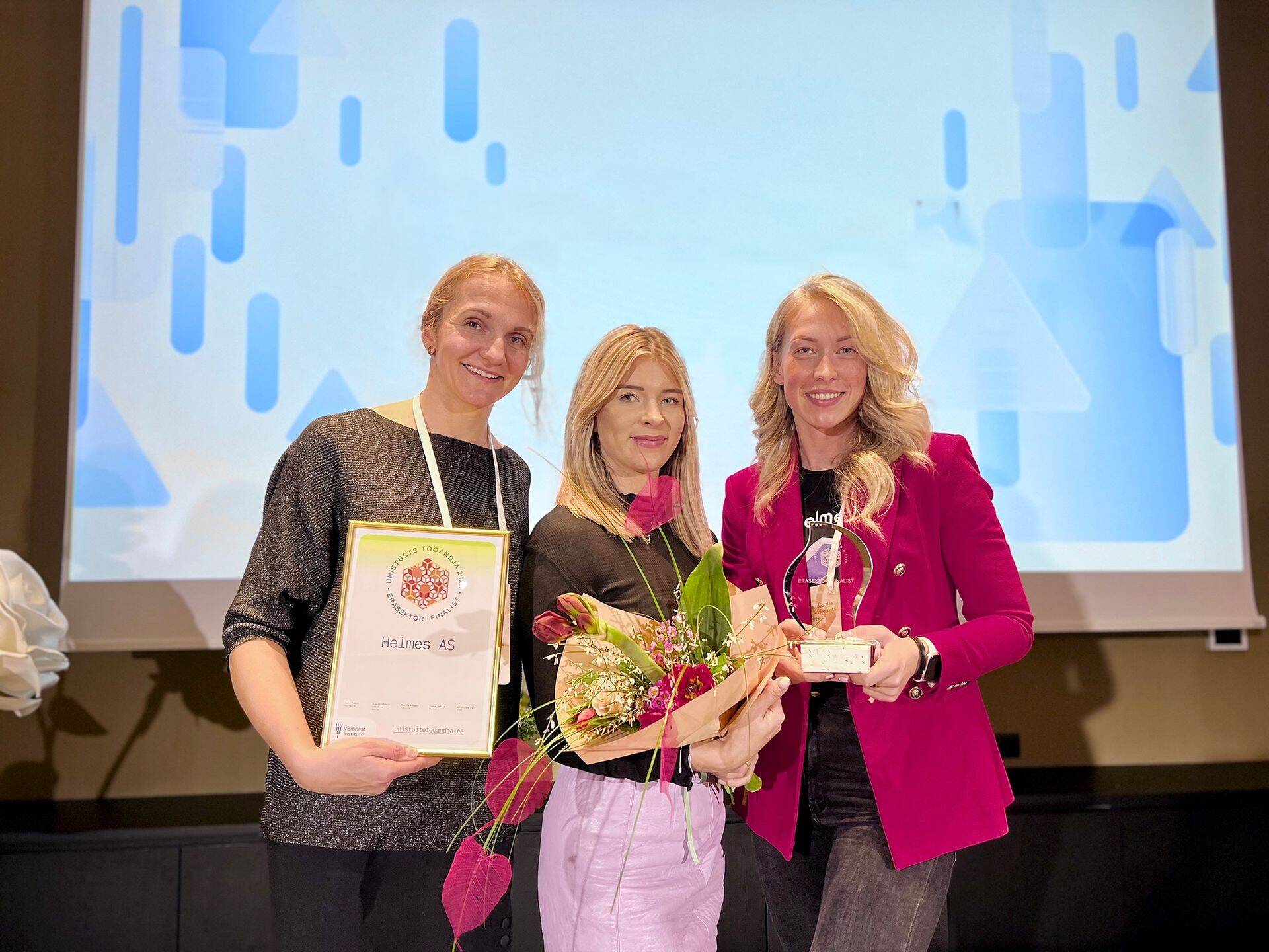 Fotol vasakult Maris Viires (Helmese personalijuht), Angelika Pruel (Helmese värbamistiimi juht), Liis-Marii Männimägi (Helmese tööandja brändi spetsialist).