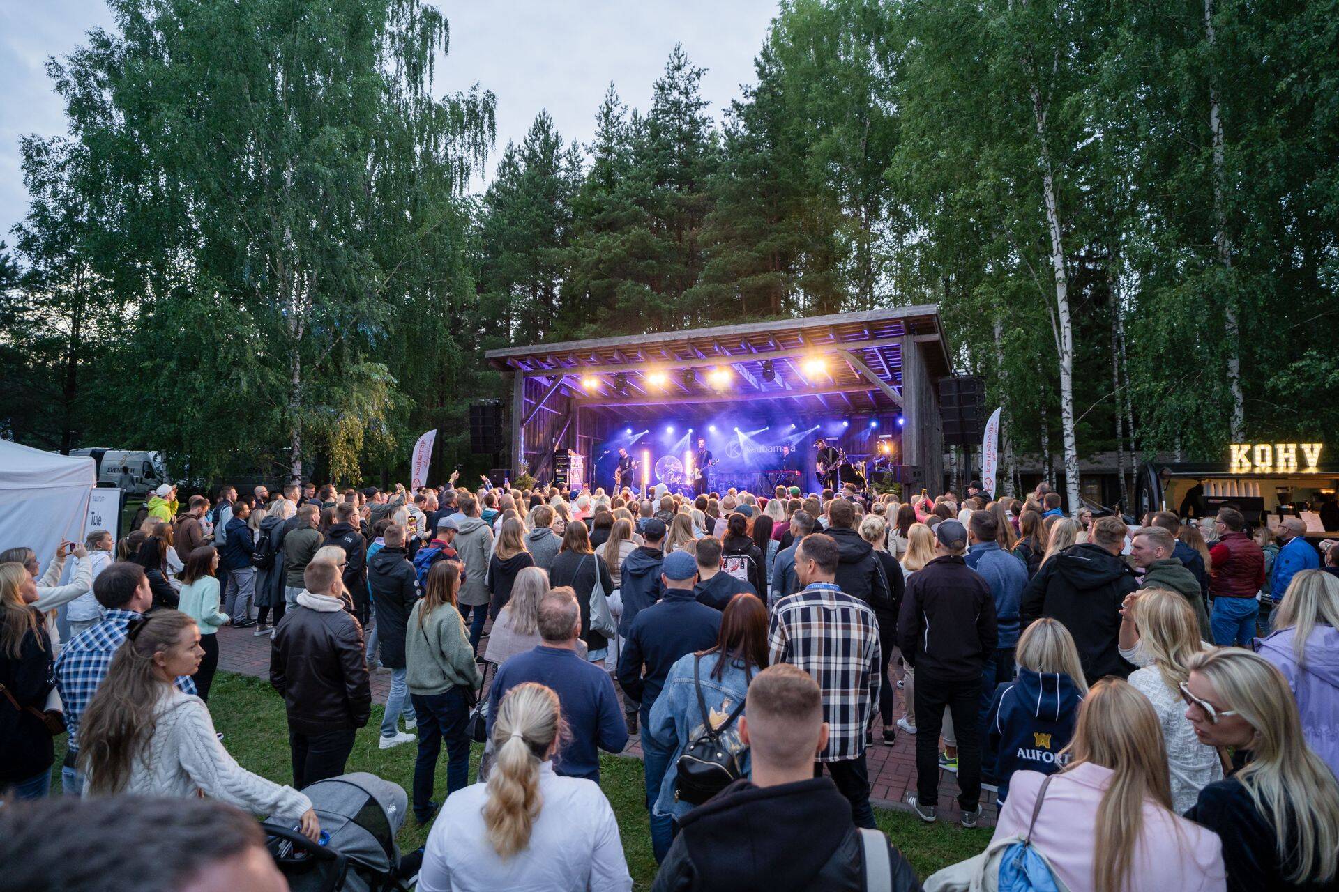 Участники фестиваля тоже не забывали наслаждаться жизнью.