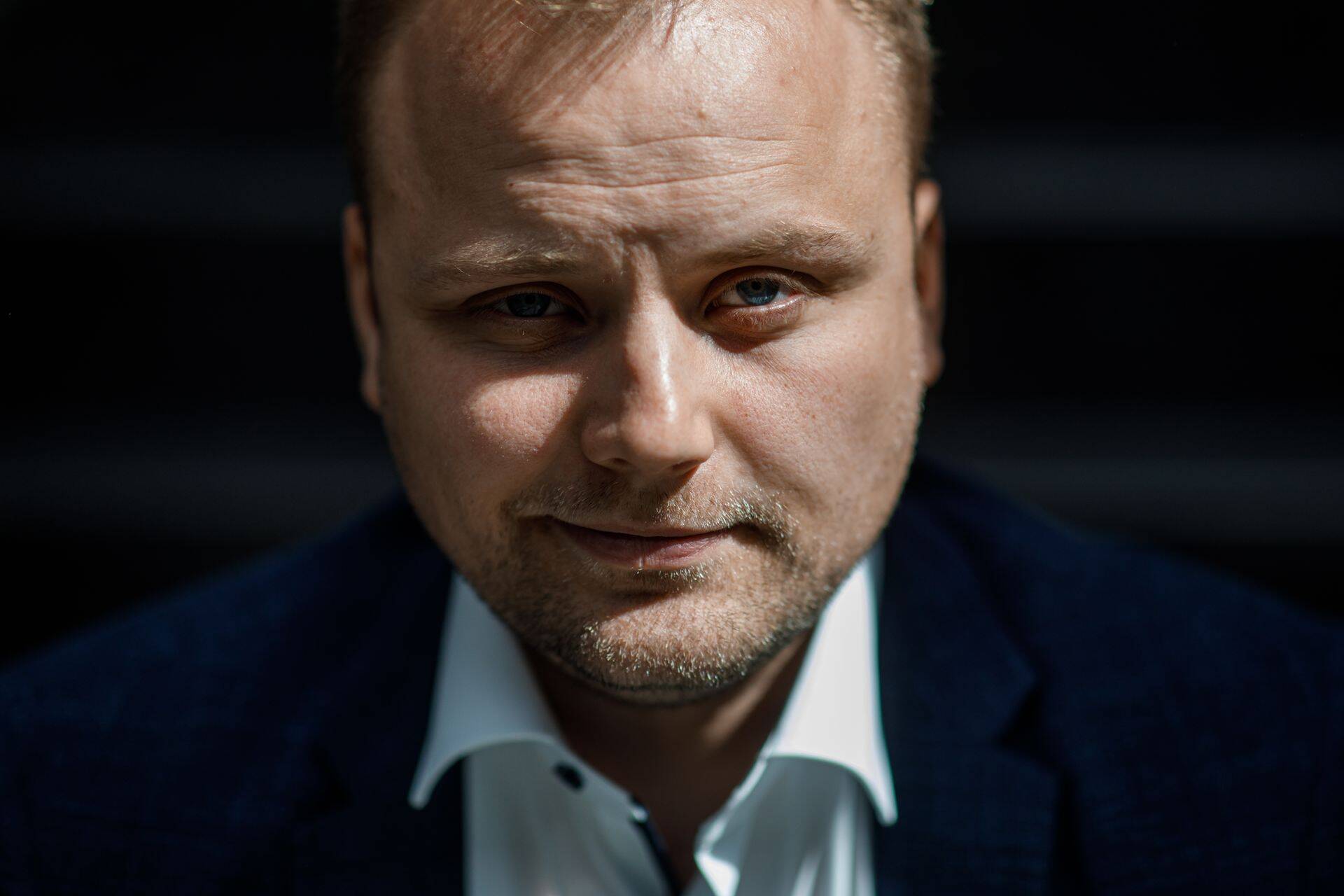 Ettevõtlus- ja infotehnoloogiaministri Kristjan Järvanil on küll aimu universaalteenuse hinnaprognoosist, aga välja seda ei ütle, et mitte avaldada survet konkurentsiametile.