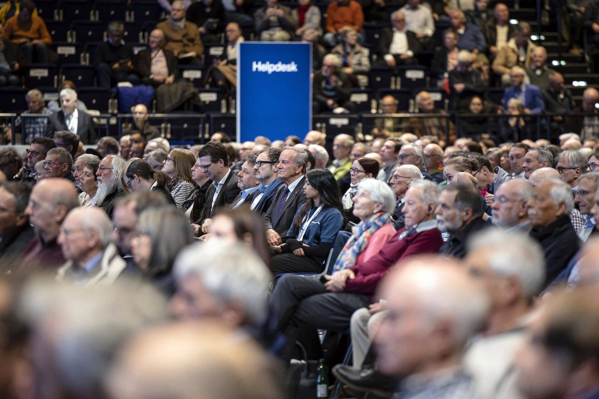 Одним из болезненных уроков для инвесторов в облигации стал Credit Suisse, который списал долги на 17 миллиардов долларов США. Акционеры банка тоже потеряли значительную часть своих денег, но все-таки кое-что им осталось. На фото собрание акционеров Credit Suisse в апреле 2023 года.