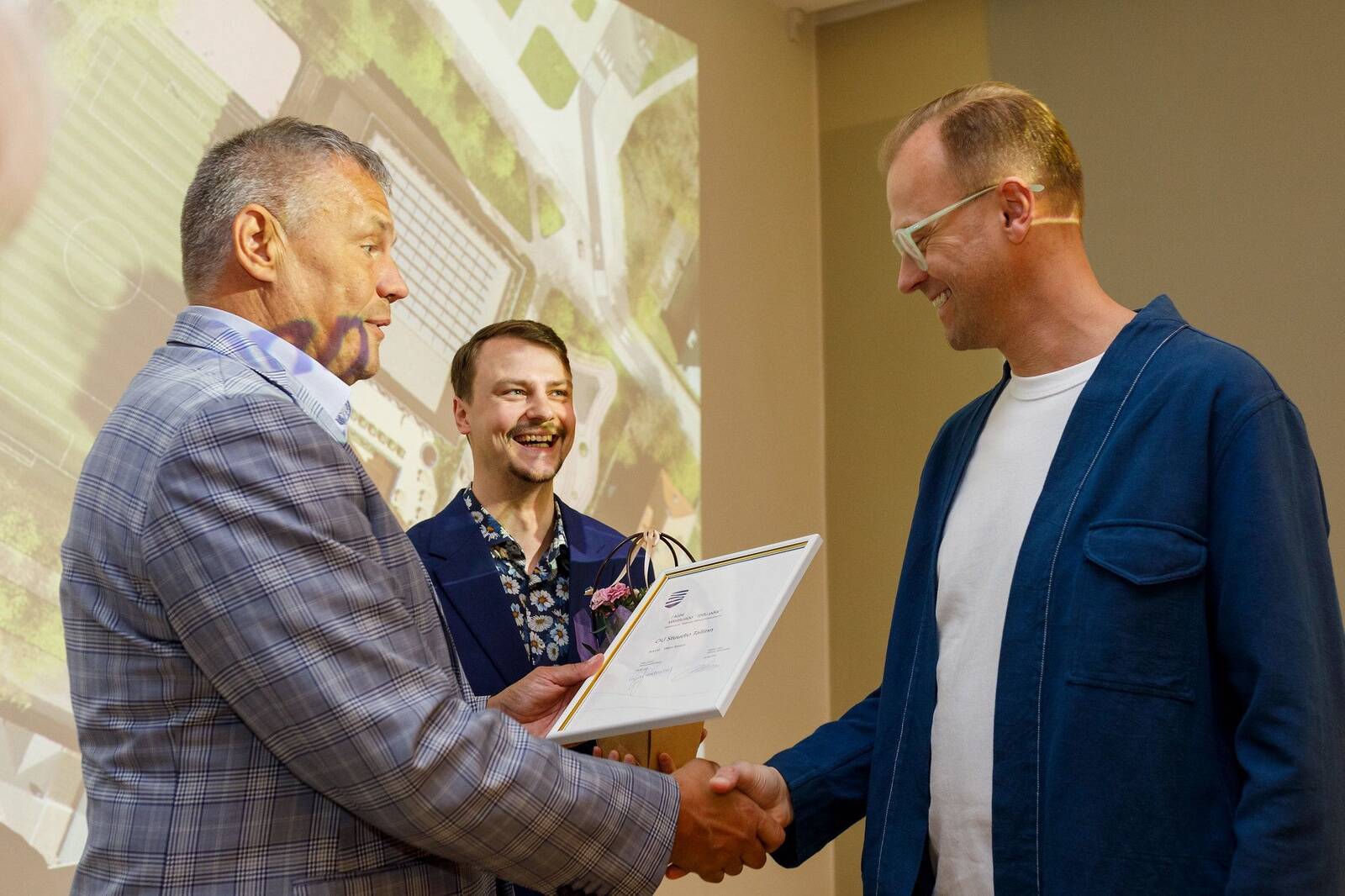 Abilinnapead Viljar Jaamu ja Aleksei Jašin ning võidutöö autor Villem Tormiste.
