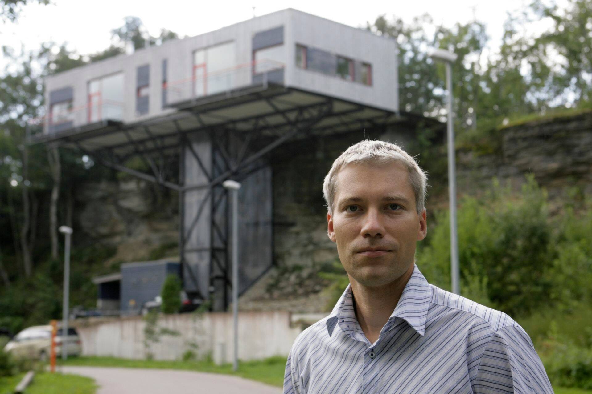 Indrek Almann oma maja ees Tabasalus.
