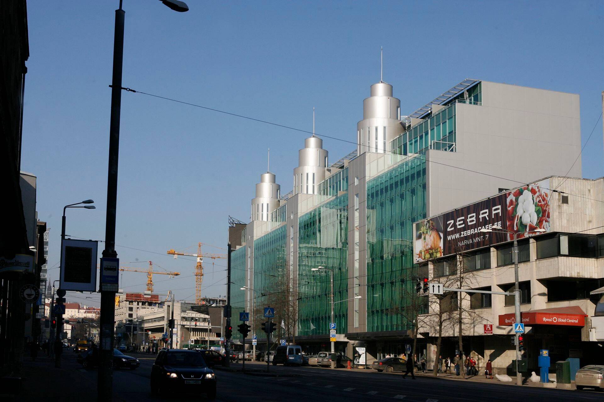 Tallinnas Narva maanteel 7b krundil Triumph Plaza kõrval olev nõukogudeaegnse hoone asemel kerkib uus, kõrgem ja säravam.