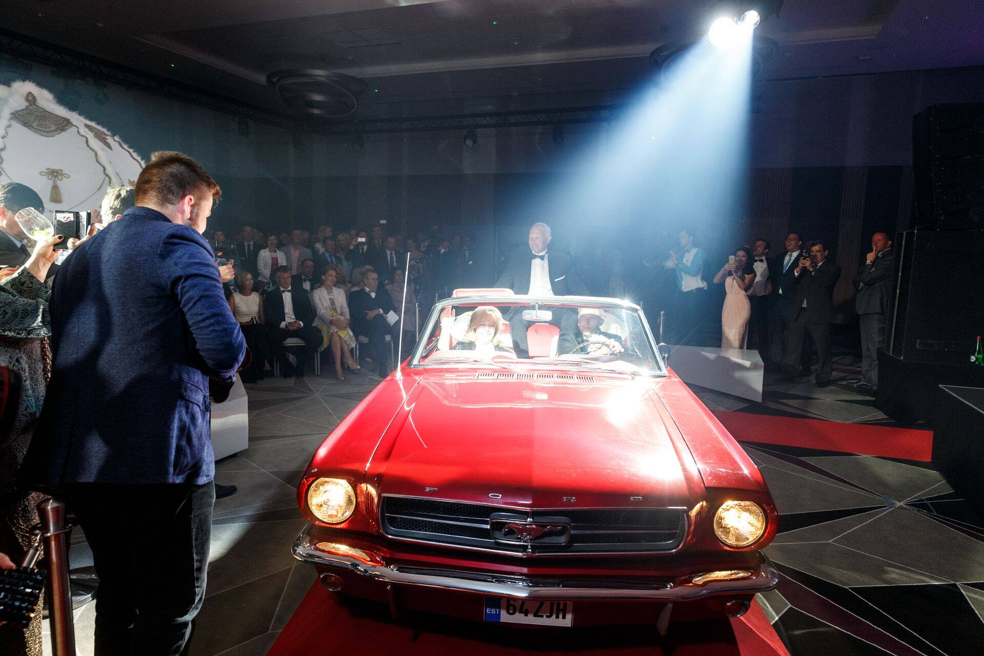 Rikaste TOPi pikaaegne liige Armin Karu Hiltoni hotelli avamsel.