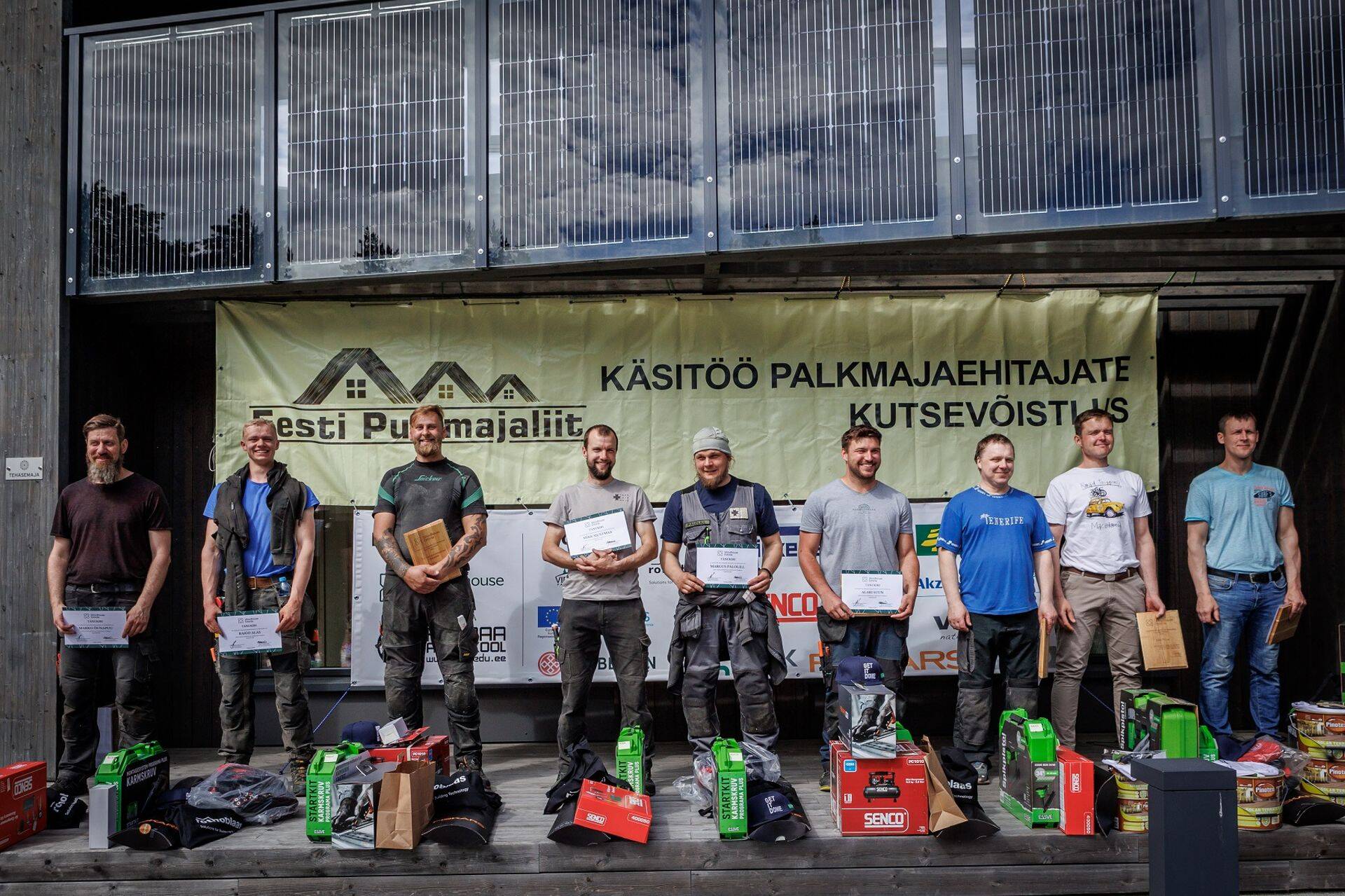 Palkmajaehitajate kutsevõistluse võitjad.