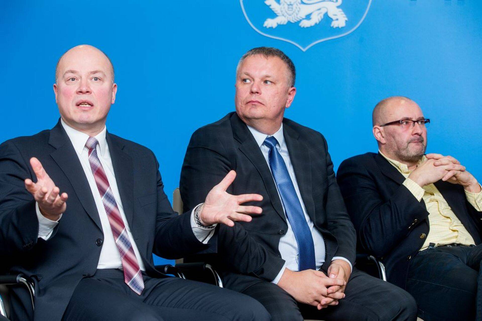 Tarbijakaitseameti peadirekotis Andres Sooniste (vasakult), maksuameti peadirektor Marek Helm ja AMTELi juht Arno Sillat