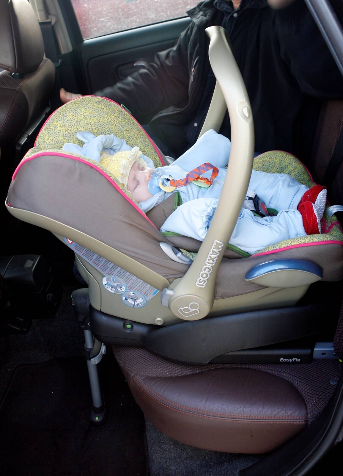 Beebikeskusest Margus Hallik näitab kuidas häll aluse peale käib