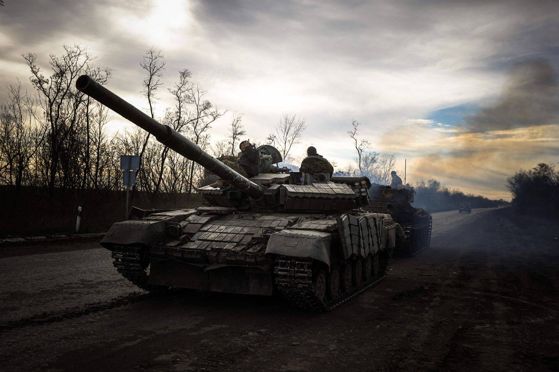 Украинский танк на дороге возле Бахмута, Донецкая область, Украина, 30 ноября 2022 года.