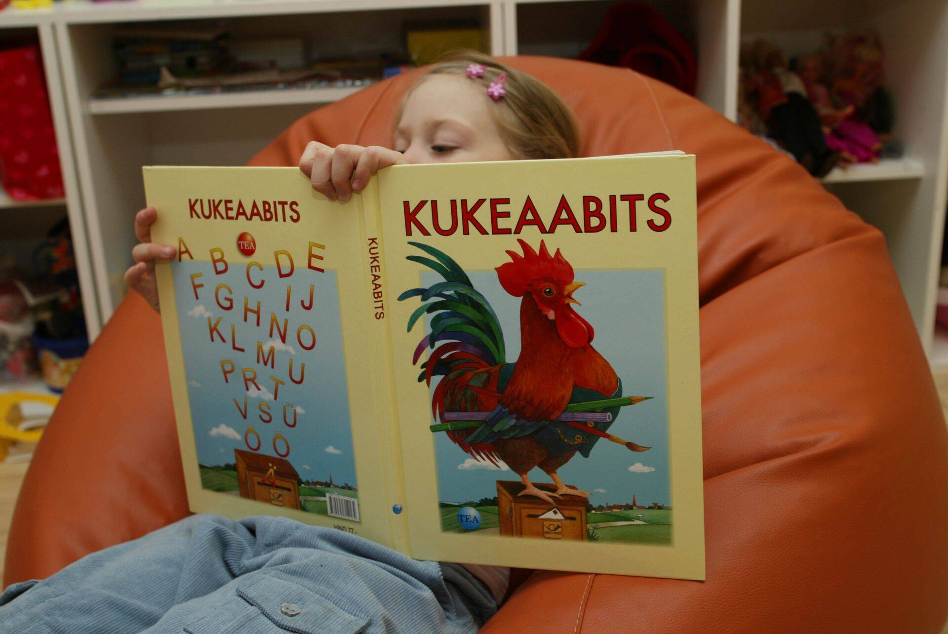 Laps aabitsat lugemas.