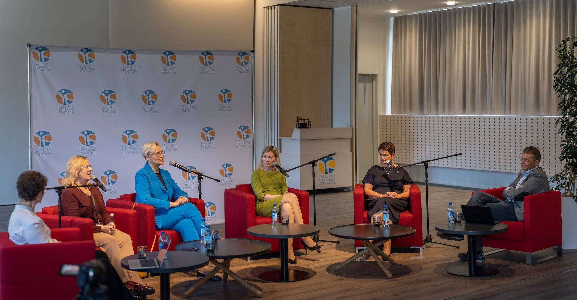 Fotol: (vasakult) Kristi Puusepp, Ülle Ernits, Anneli Kannus, Riina Sikkut, Katre Zirel ja Aleksei Gaidajenko.