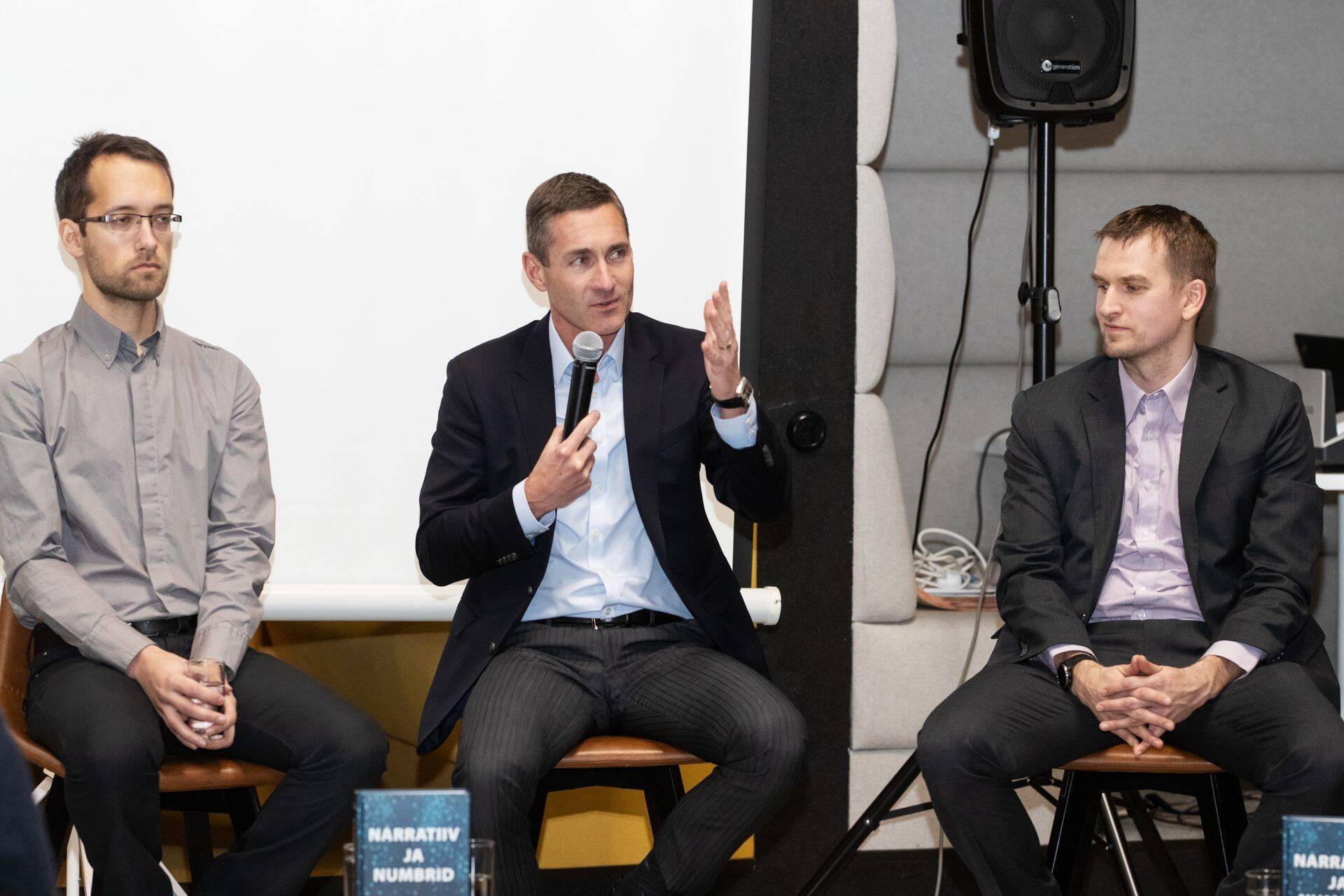 Börsijuht Kaarel Ots (keskel) ise iga päev aktsiaid ei analüüsi, küll aga vahel hobi korras, kuna investeerimiskultuuri arendamine on osa tema tööst. Vasakul investor ja päevakaupleja Ivar Mägi, paremal Mainori teadusjuht Tõnn Talpsepp.