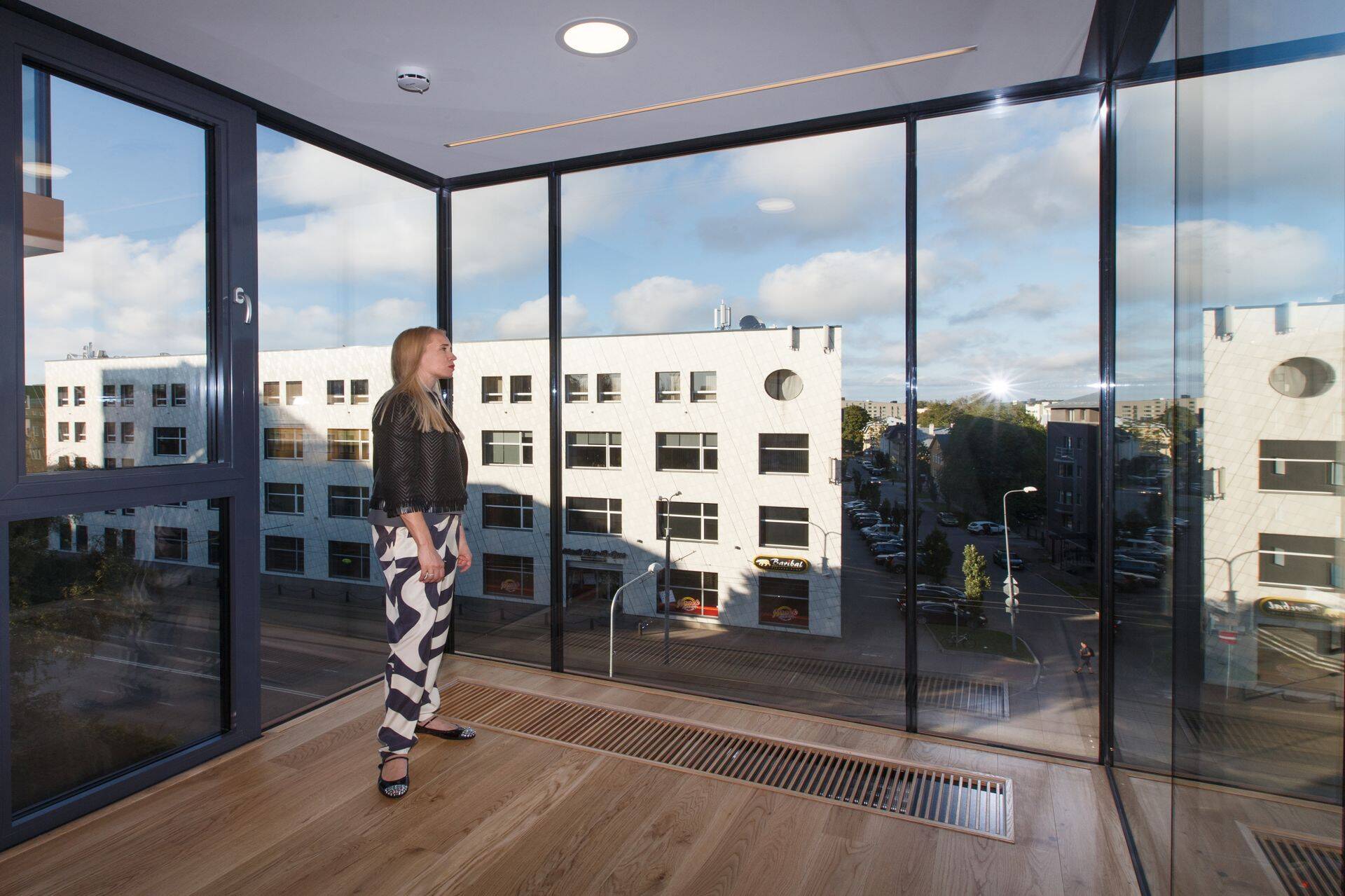 Kinnisvaraturul on hakatud järjest enam ostma kortereid interneti vahendusel, kuid suurem osa huvilisi eelistab veel enne ostuotsust koha peal uue võimaliku koduga tutvuda.