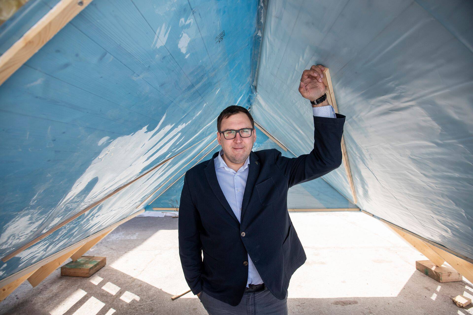 Greencube juht Henri Bekmann valminud maja katuse all.